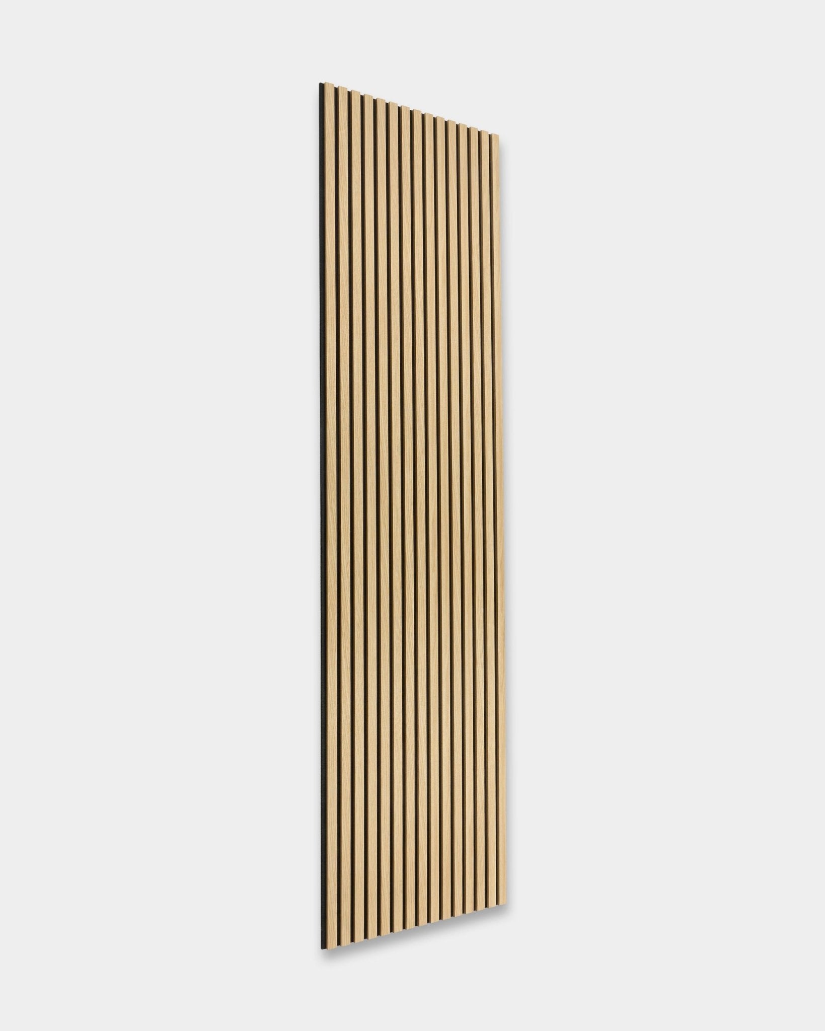 WoodUpp Akupanel The Essential en roble del sur, un Panel acústico nórdico de 240 x 60 cm con vertical black ranuras y diseño de listones de madera.