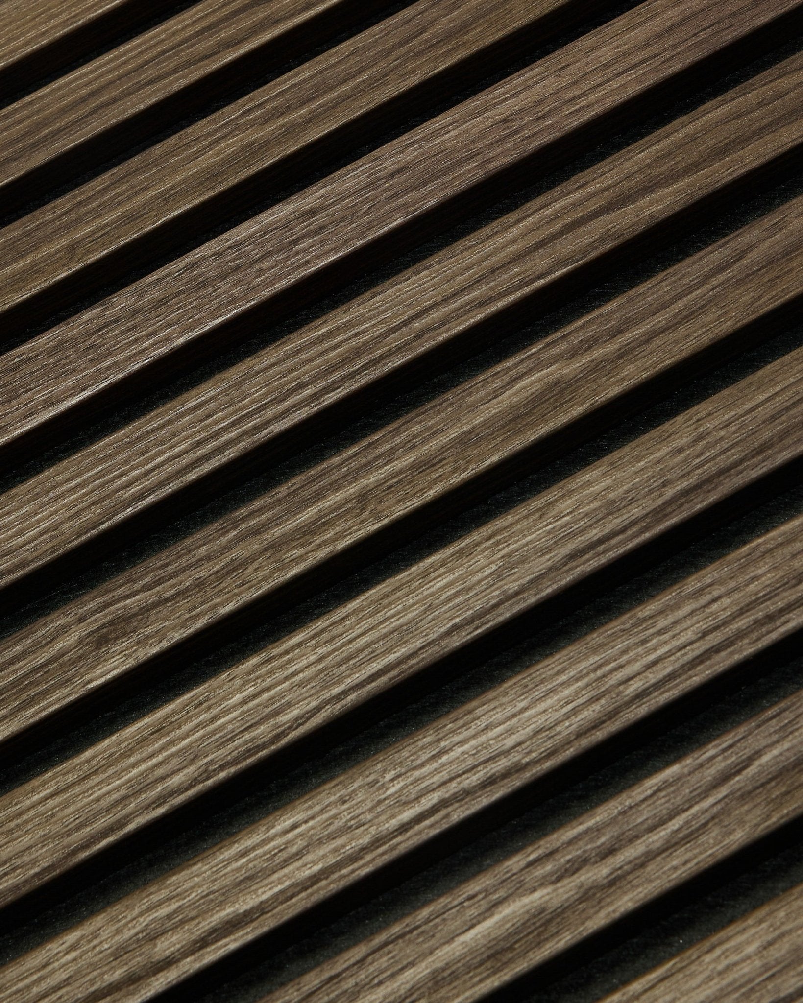 Primer plano de WoodUpp Essential Akupanel en Black Oak, 240 x 60 cm, con listones de madera en diagonal y veta visible, diseñado para mejorar la acústica.