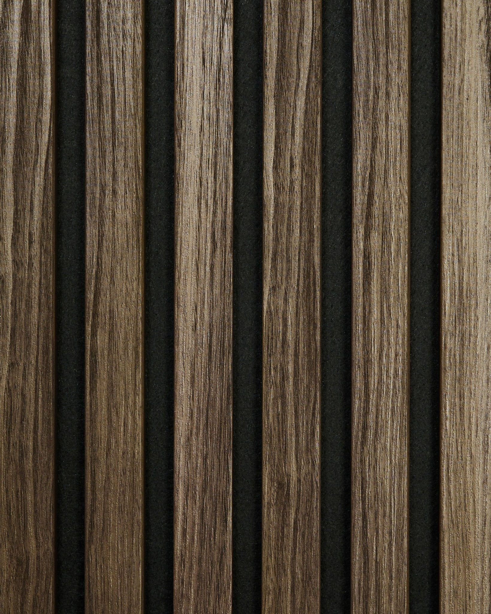 La muestra Akupanel en Black Oak de WoodUpp presenta vertical lamas de madera sobre un fondo oscuro, que resalta la veta de la madera en un estilo nórdico minimalista.