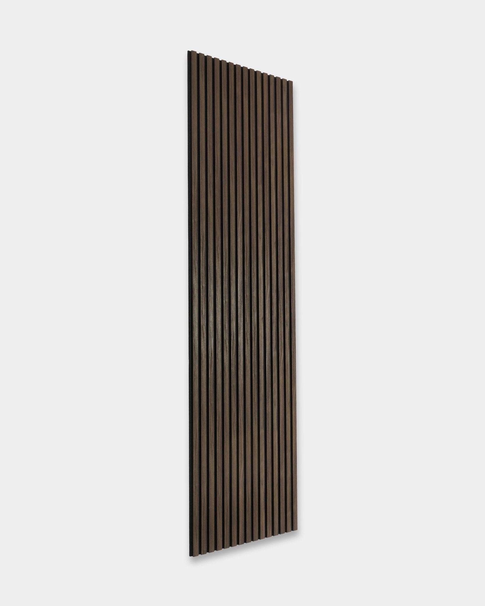 WoodUpp Essential Akupanel en Black Oak, 240x60 cm Panel acústico, con listones de madera vertical, diseñado para la absorción acústica y una estética nórdica moderna.