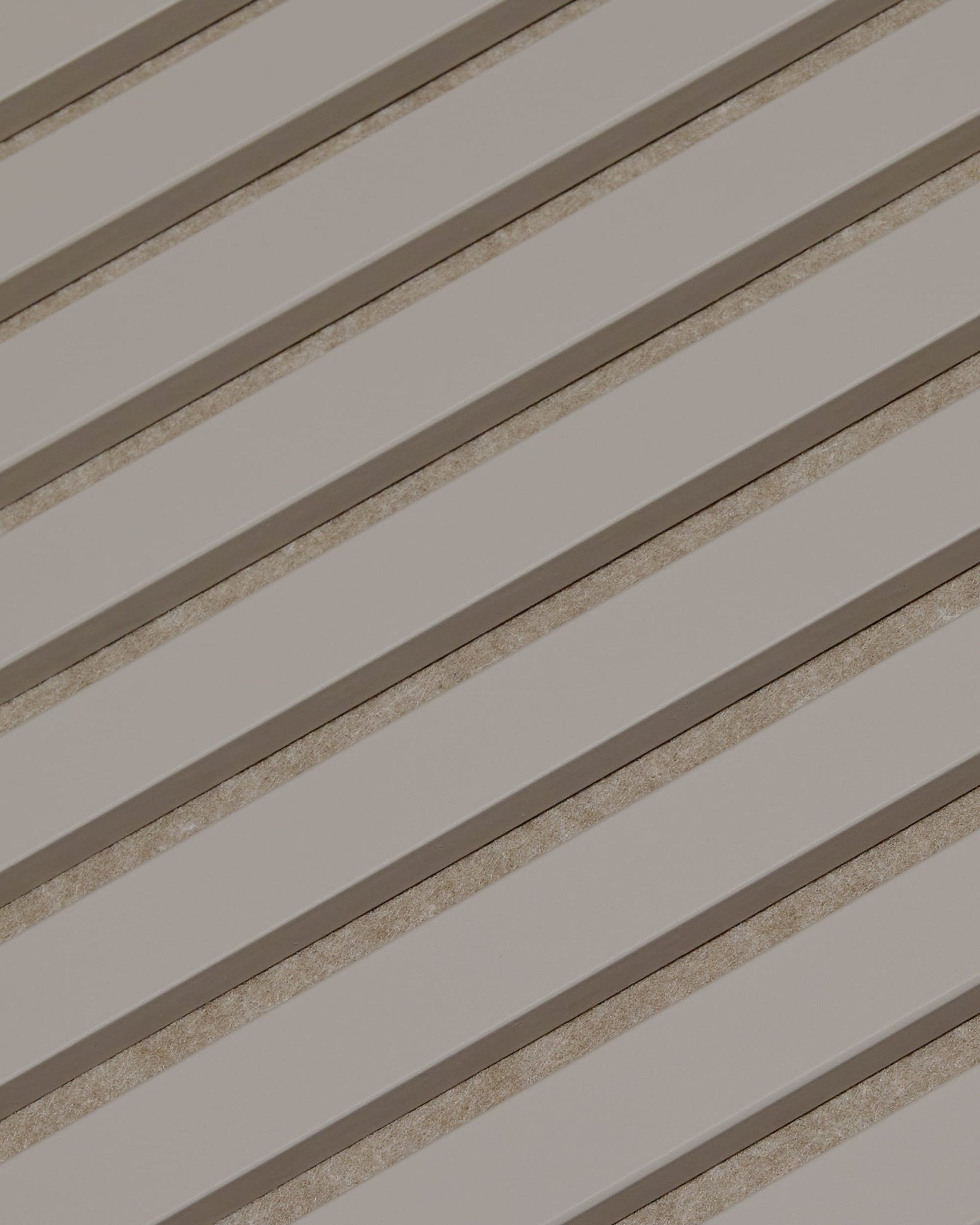 WoodUpp Akupanel en color «Dark Cashmere» con fieltro «Dark Beige» (240 x 60 cm), un panel acústico con modernas lamas geométricas para la absorción acústica.