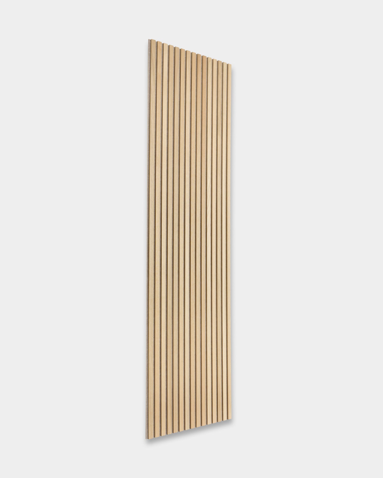 Paneles acústicos de madera WoodUpp Akupanel con diseño rectangular y lamas vertical espaciadas de forma uniforme, colocados en ángulo sobre un fondo gris claro minimalista.
