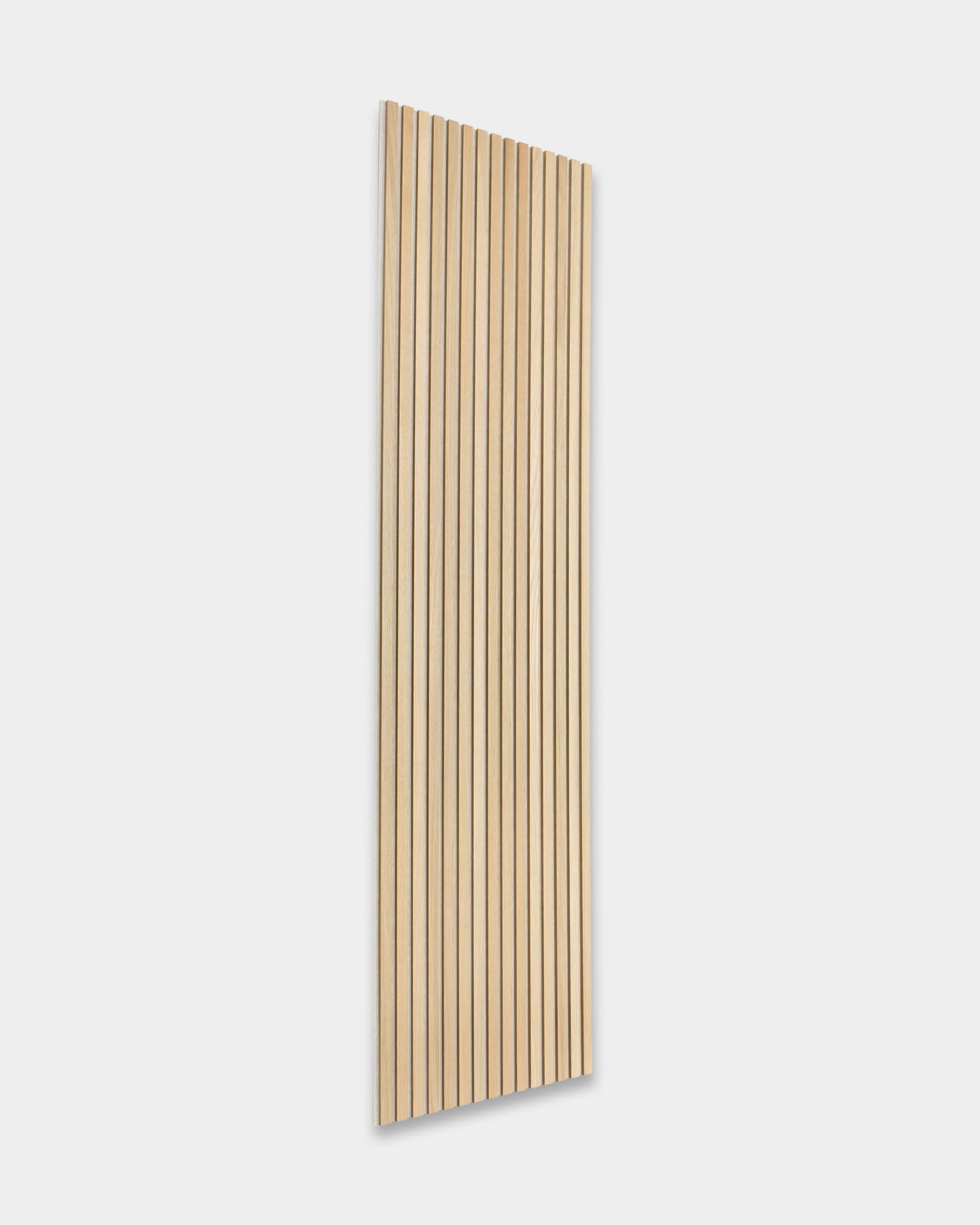 Paneles acústicos rectangulares de madera WoodUpp Akupanel con lamas vertical espaciadas de forma uniforme, presentados sobre un fondo blanco liso.
