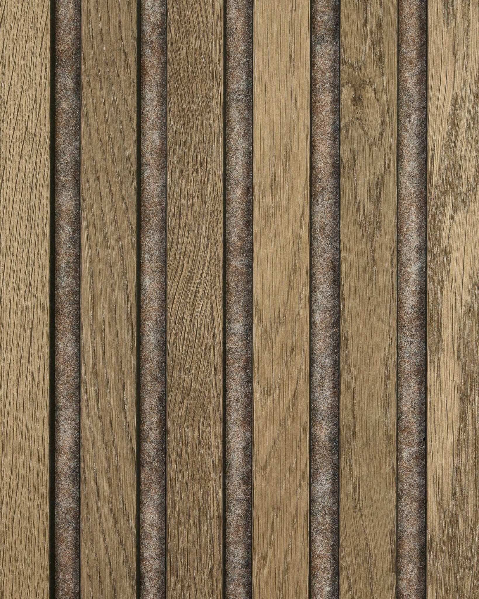 Muestra WoodUpp Akupanel en Grey Oak, con paneles acústicos de madera vertical con veta natural, acabado texturizado brown y tiras de fieltro oscuro entre los listones.