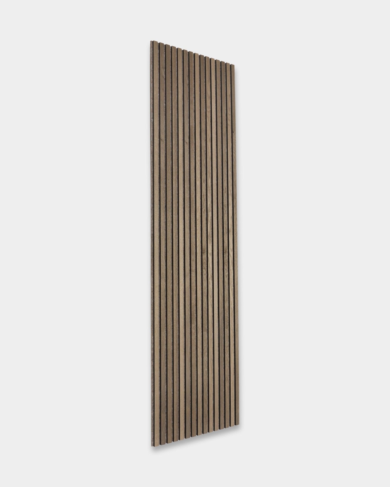 WoodUpp Tonal Akupanel en Grey Oak (240x60 cm) es un Panel acústico nórdico con lamas alternas oscuras y claras de natural wood sobre un fondo gris claro.