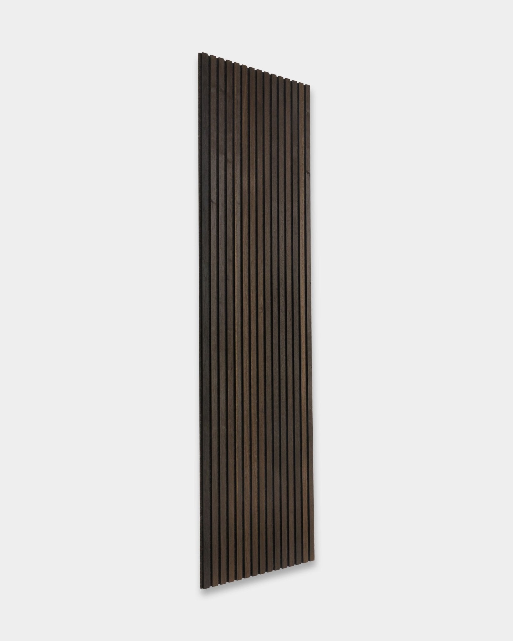 Tonal Akupanel Panel acústico de WoodUpp con lamas vertical smoked oak en diseño nórdico, 240 x 60 cm, sobre un fondo gris claro.