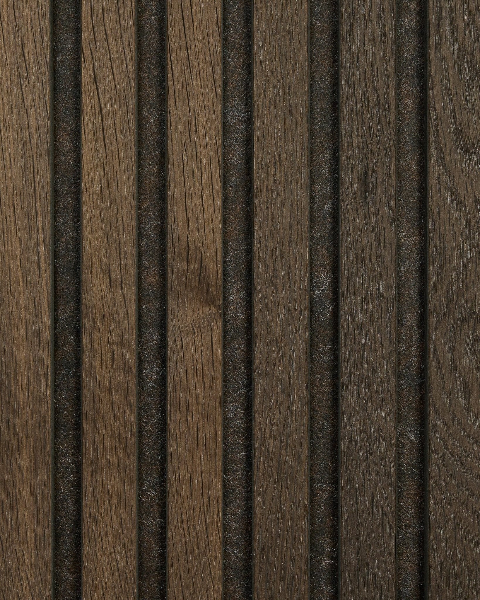 Primer plano de una muestra de panel acústico de madera Akupanel en Smoked Oak de WoodUpp, con veta natural de brown, ranuras vertical y líneas oscuras espaciadas de forma uniforme.