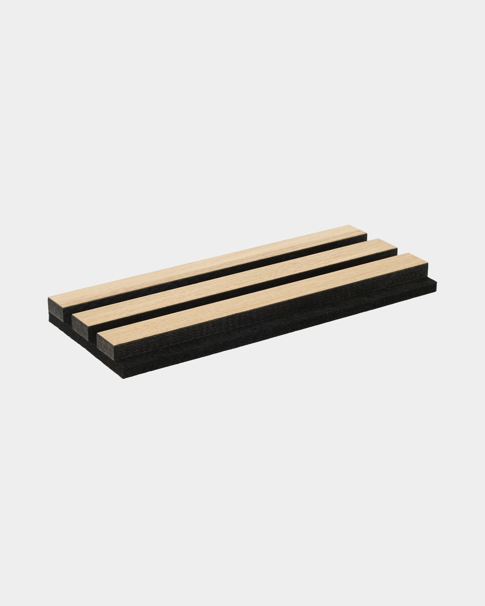 bandeja de muestras Akupanel que muestra lamas acústicas de MDF en roble clásico y black, con soporte de fieltro black, dispuestas sobre un fondo blanco liso.