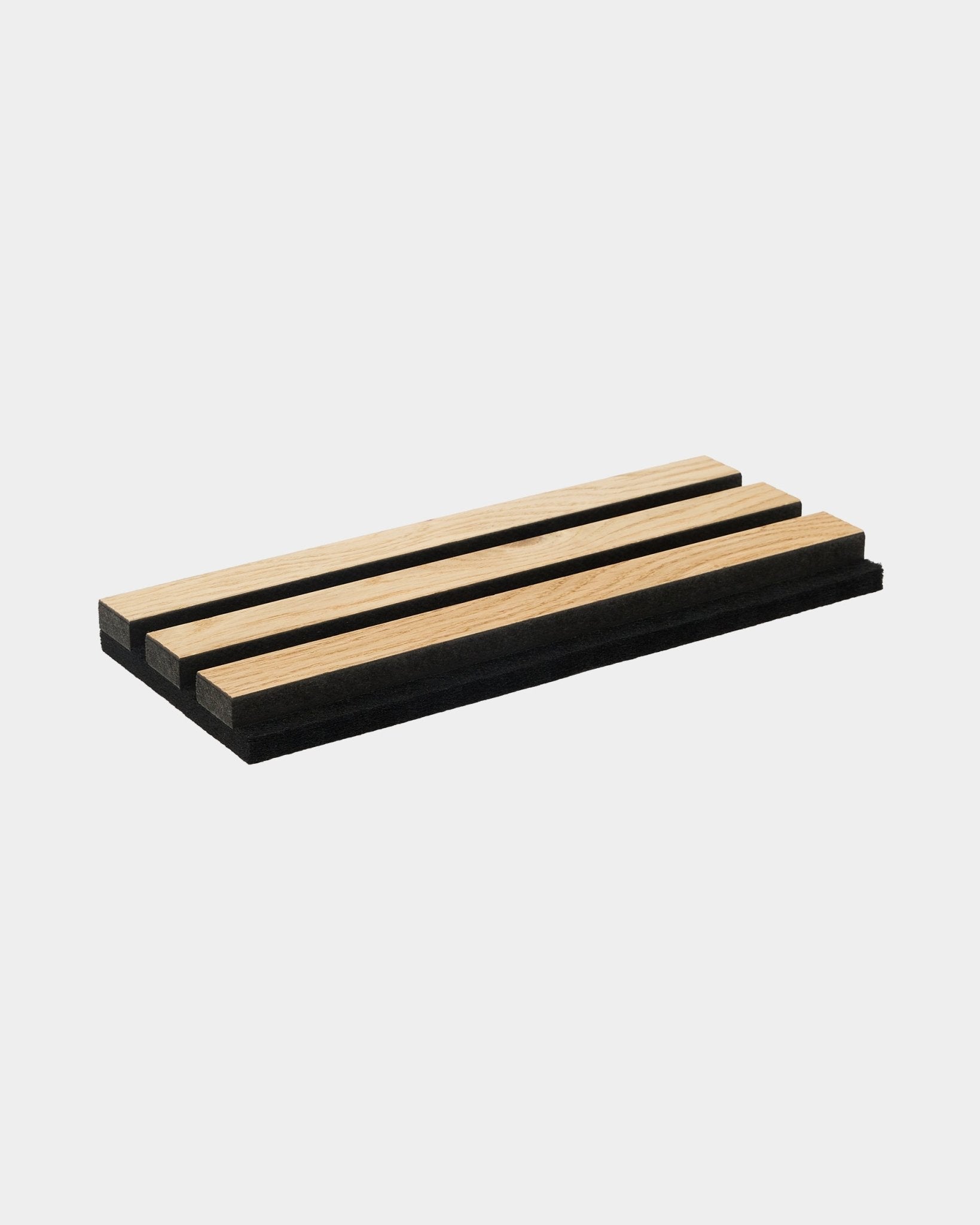 Bandeja de muestras WoodUpp Rustic en Natural Oak, con tres lamas acústicas de roble claro y dos tiras de black sobre un fondo blanco.