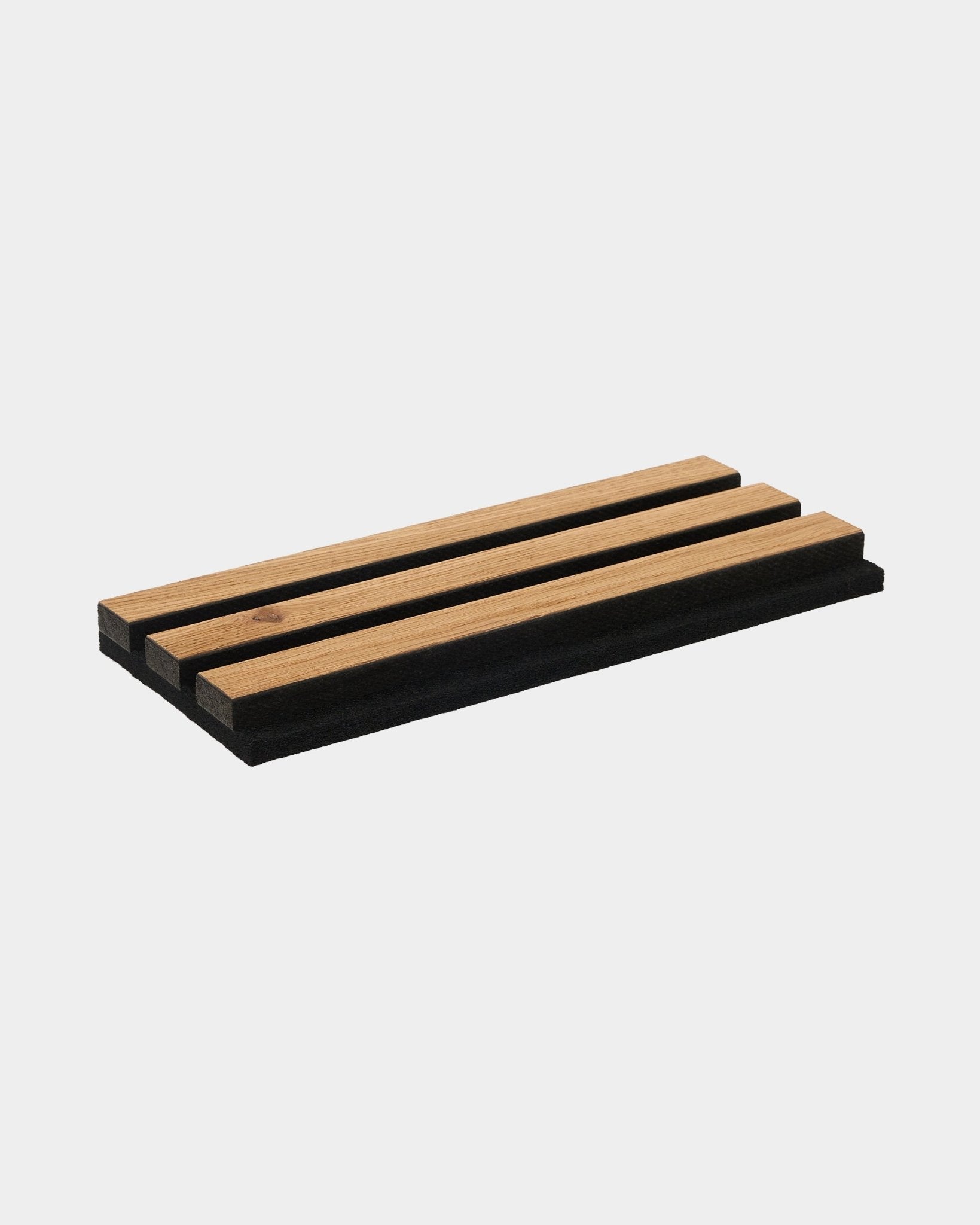 Muestra de jabonera rectangular de roble Brown de WoodUpp, con tres lamas y una base black en un diseño nórdico minimalista de la colección de accesorios CREATE.