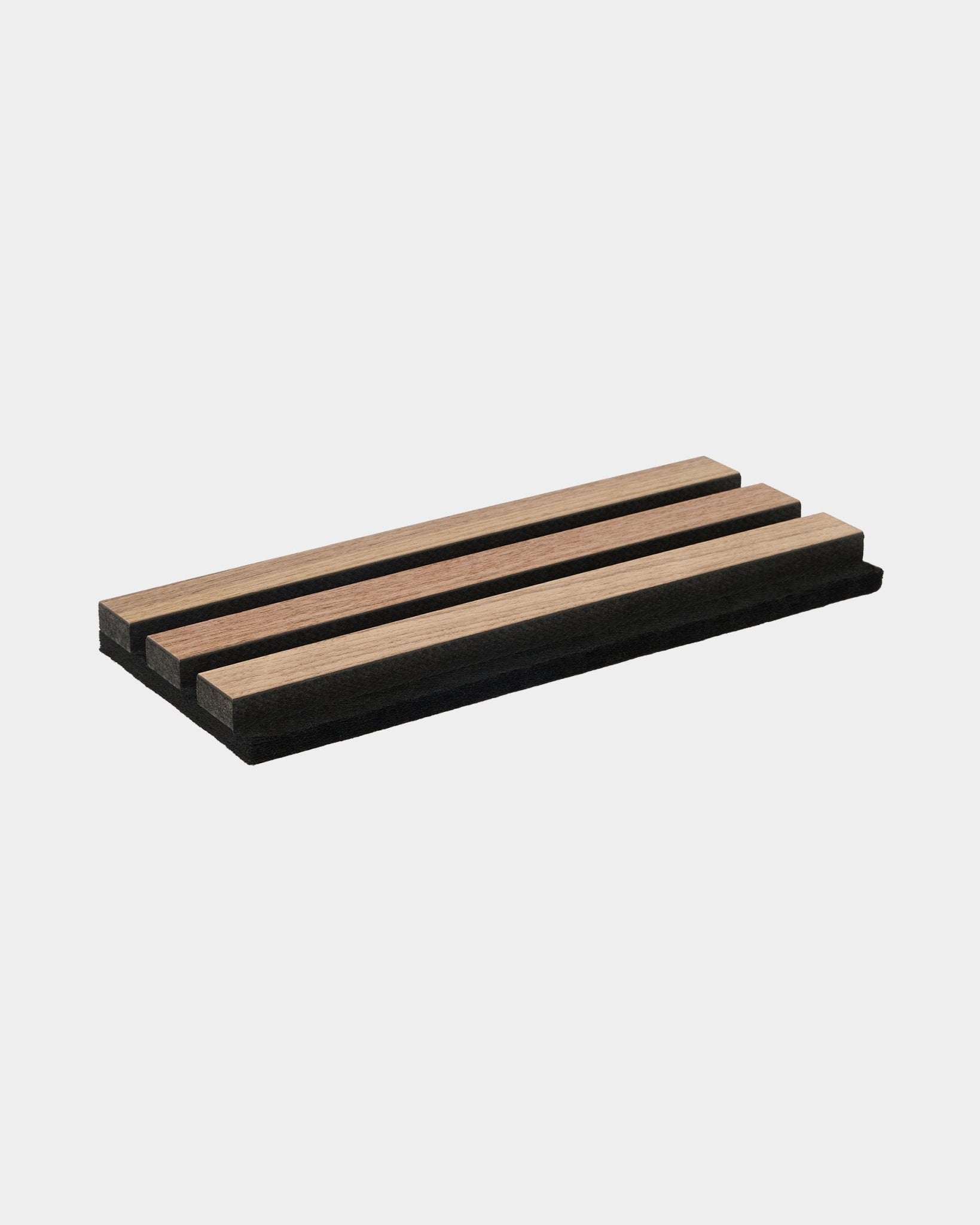 La muestra WoodUpp Original en nogal es un accesorio tipo bandeja de madera de estilo minimalista, con tres tiras de luz integradas y bordes black, diseñado para usar sobre la mesa.