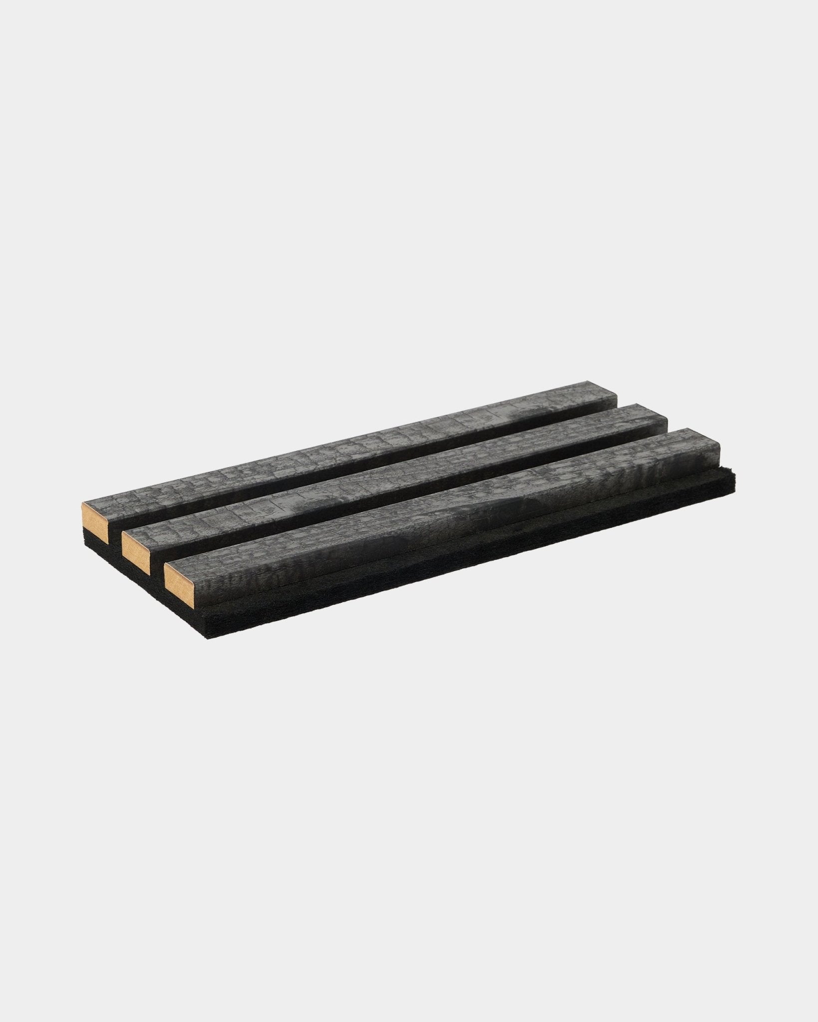 La muestra de salvamanteles Rebel en charcoal de WoodUpp, hecha con cuatro listones de madera black, refleja durabilidad y un diseño nórdico minimalista para accesorios Panel acústico.