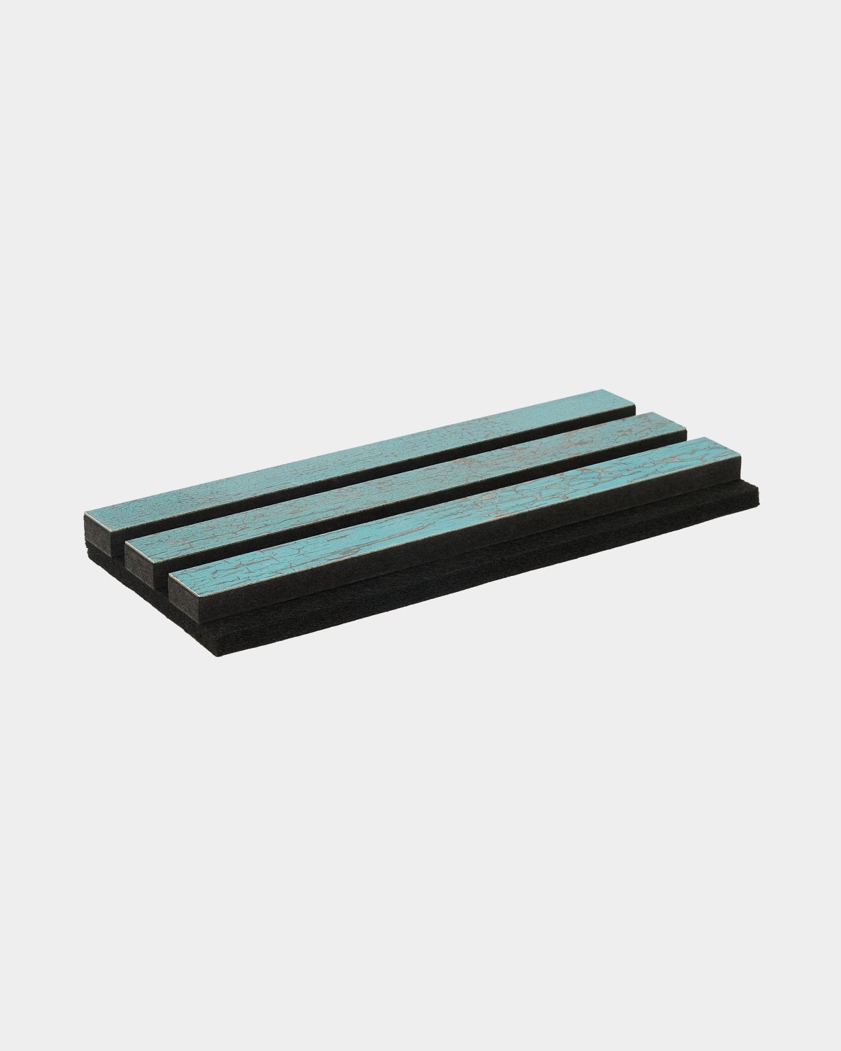 Tres almohadillas de espuma Rebel Blue Oxide de WoodUpp están apiladas en paralelo sobre una superficie blanca y limpia; diseñadas como accesorios acústicos para interiores nórdicos.