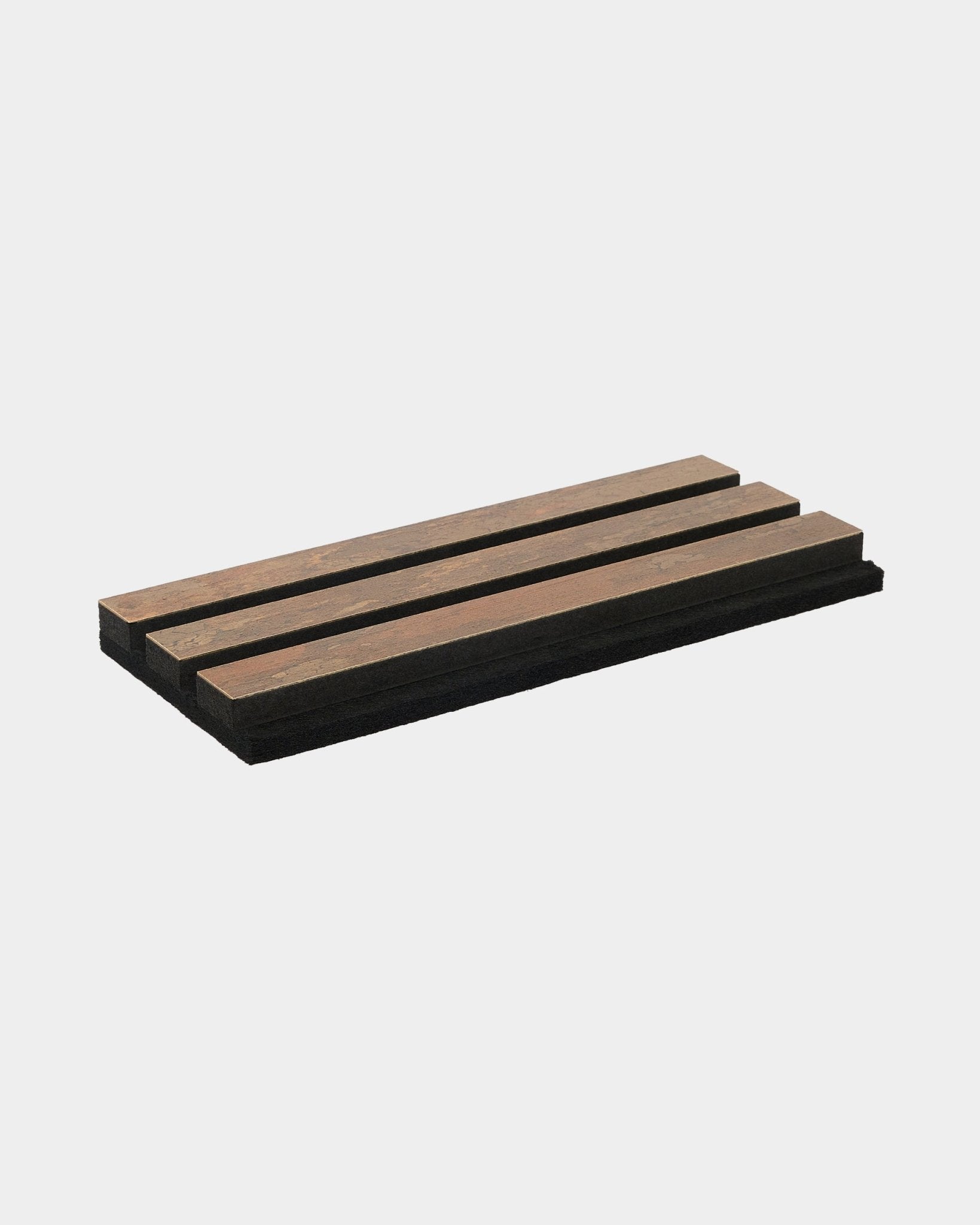 Muestra de jabonera rectangular de madera con tres listones y base black, que muestra el acabado WoodUpp Rebel Copper Oxide y un diseño moderno y duradero.