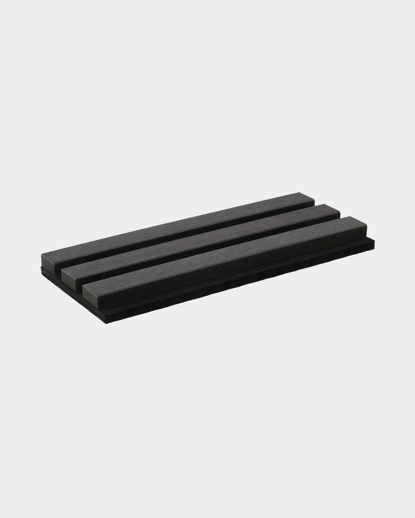 Muestra WoodUpp Tonal en Black Ash, una bandeja organizadora black con tres ranuras inclinadas, presentada sobre un fondo blanco liso.