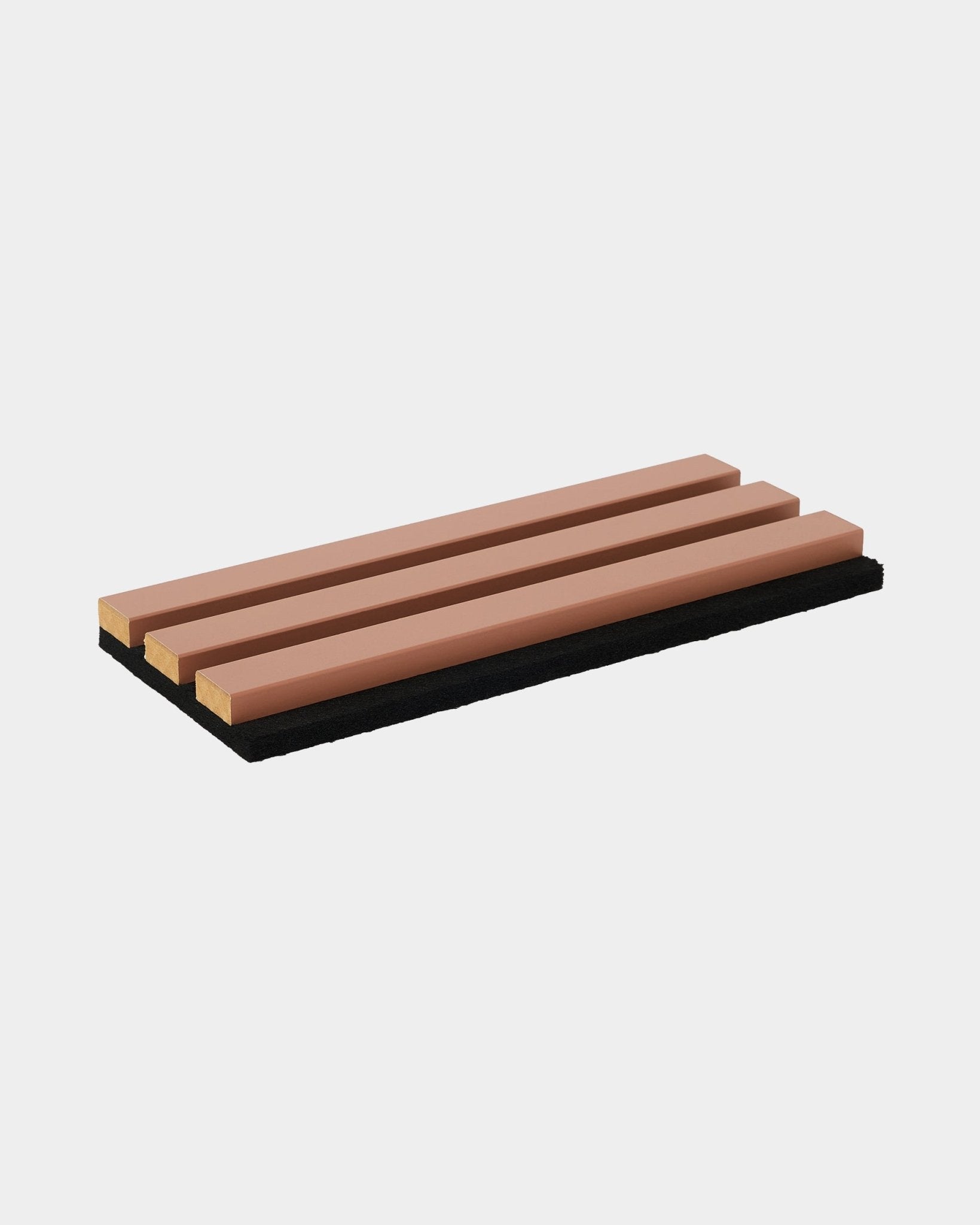 El perchero Hue | Sample / Clay de WoodUpp muestra tres lamas de madera brown sobre una base black, presentado sobre un fondo blanco. Accesorio acústico de madera de estilo nórdico.