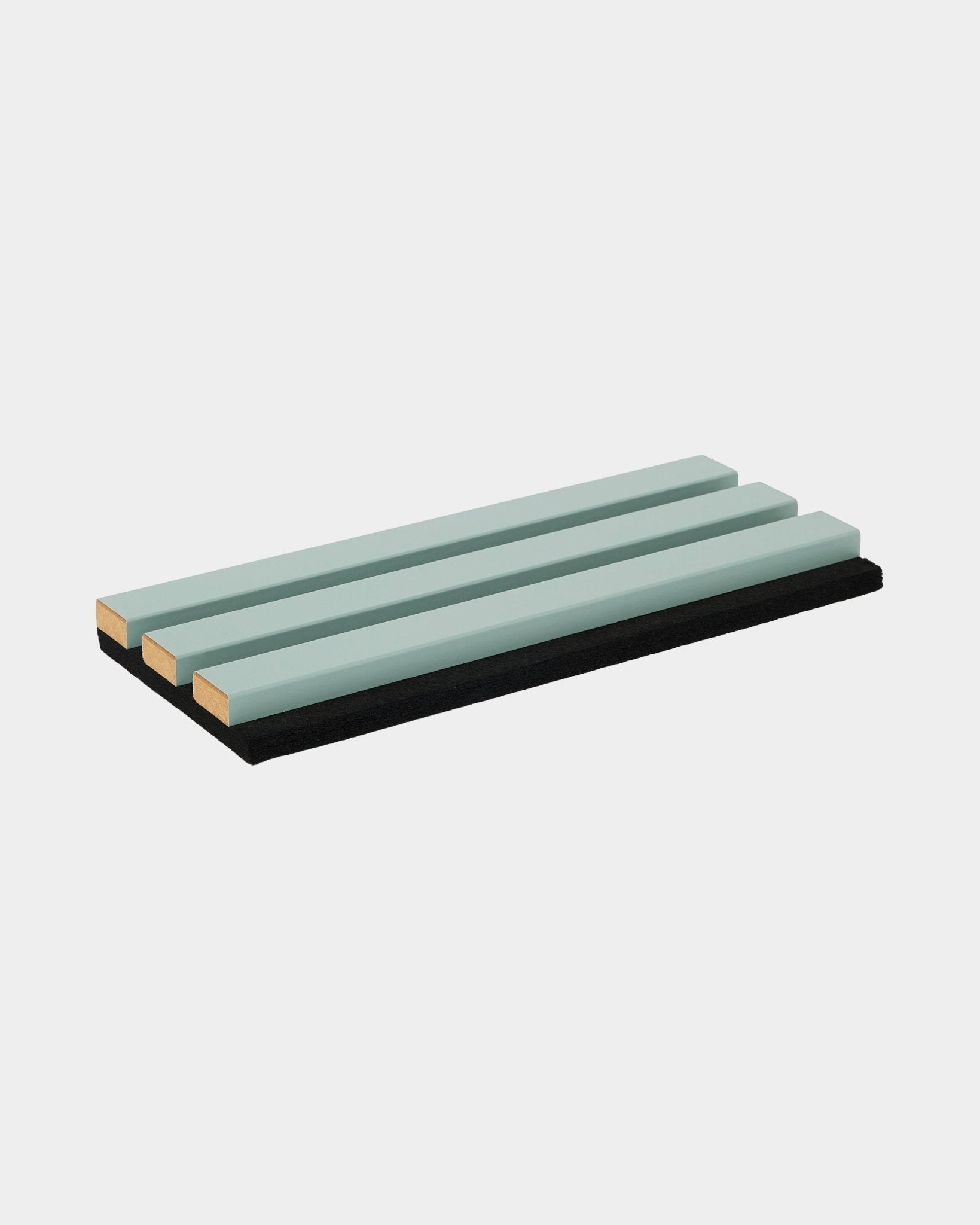 Muestra rectangular de WoodUpp Hue con listones acústicos de madera verde claro sobre una superficie de fieltro black, diseñada para las colecciones nórdicas Akupanel.