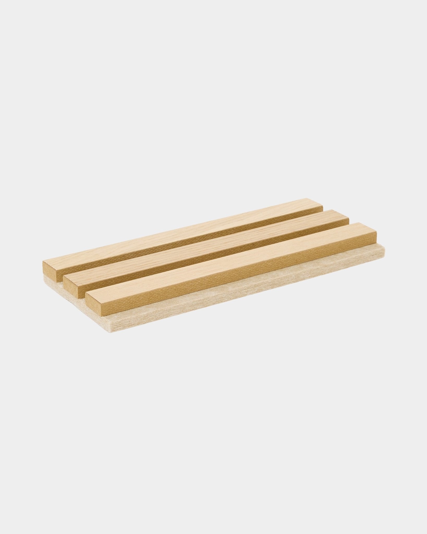 Muestra WoodUpp Tonal en Classic Oak con soporte de fieltro beige, un Panel acústico rectangular con tres listones de madera elevados para organizar o exhibir objetos en casa.