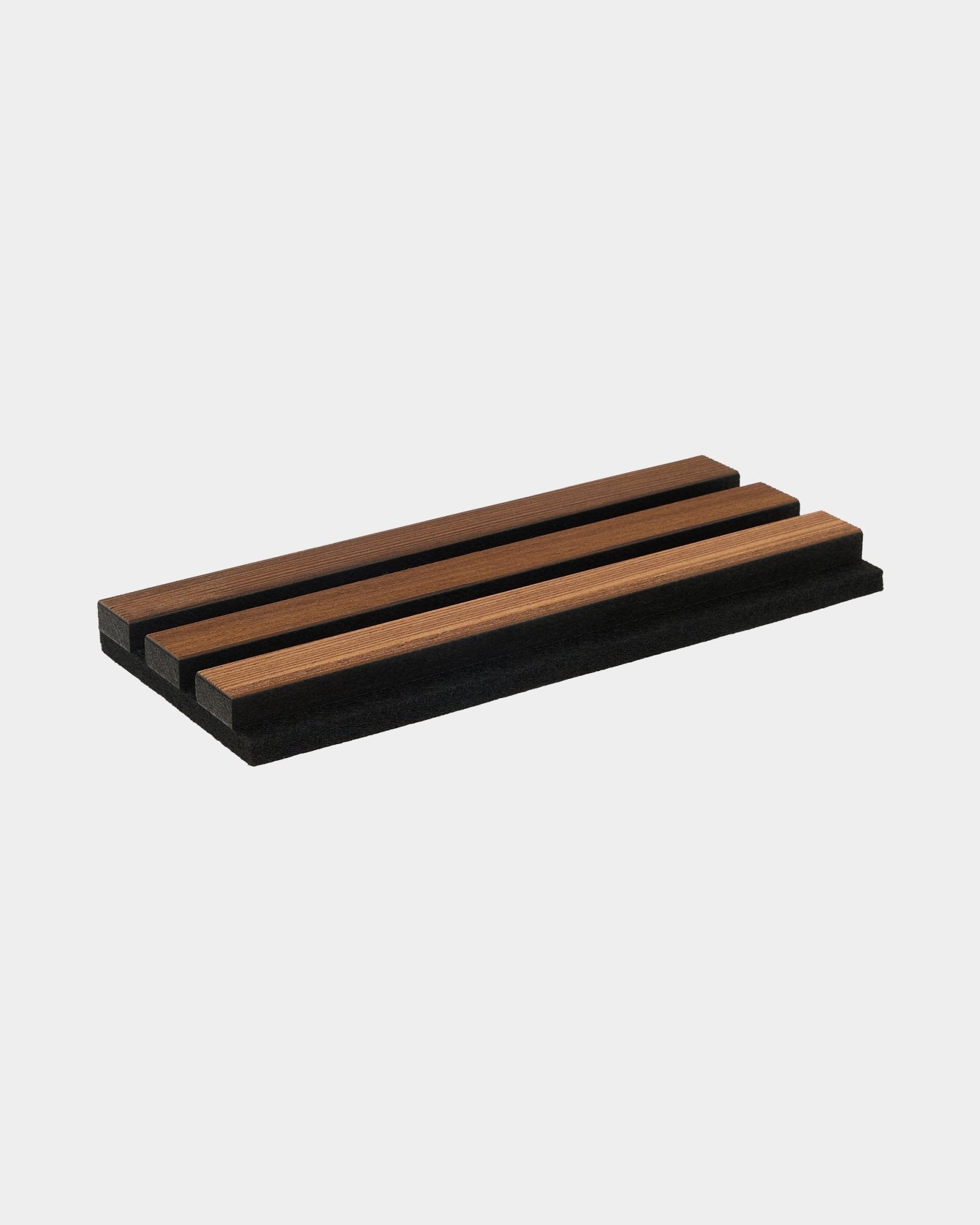 Portacuchillos WoodUpp Rustic de alerce ahumado con tres ranuras para cuchillos sobre una base black, diseñado para combinar con los paneles acústicos de madera de estilo nórdico.