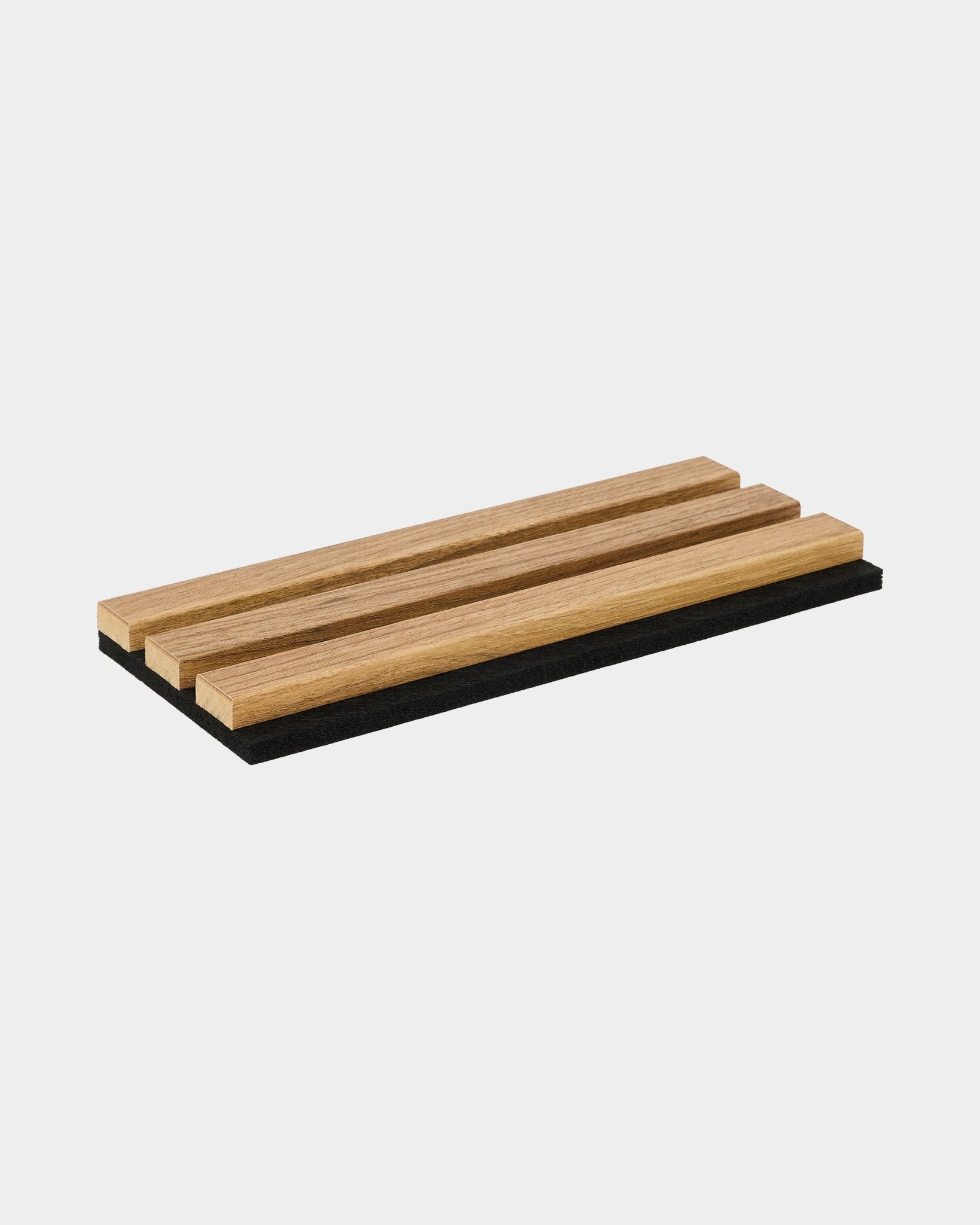 Bandeja de muestras WoodUpp Essential en English Oak con un juego de tres lamas de madera sobre una base black, que muestra el estilo nórdico y el acabado del material para paneles acústicos.
