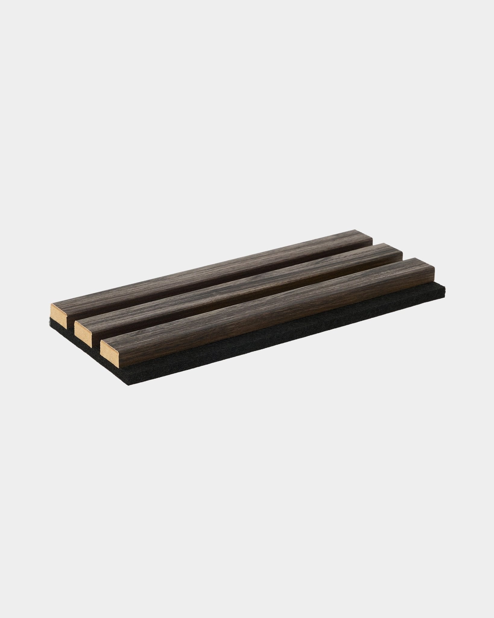 Muestra WoodUpp Essential en Black Oak, un salvamanteles rectangular con tres lamas de madera, diseñado para complementar las colecciones de paneles acústicos de madera de estilo nórdico.