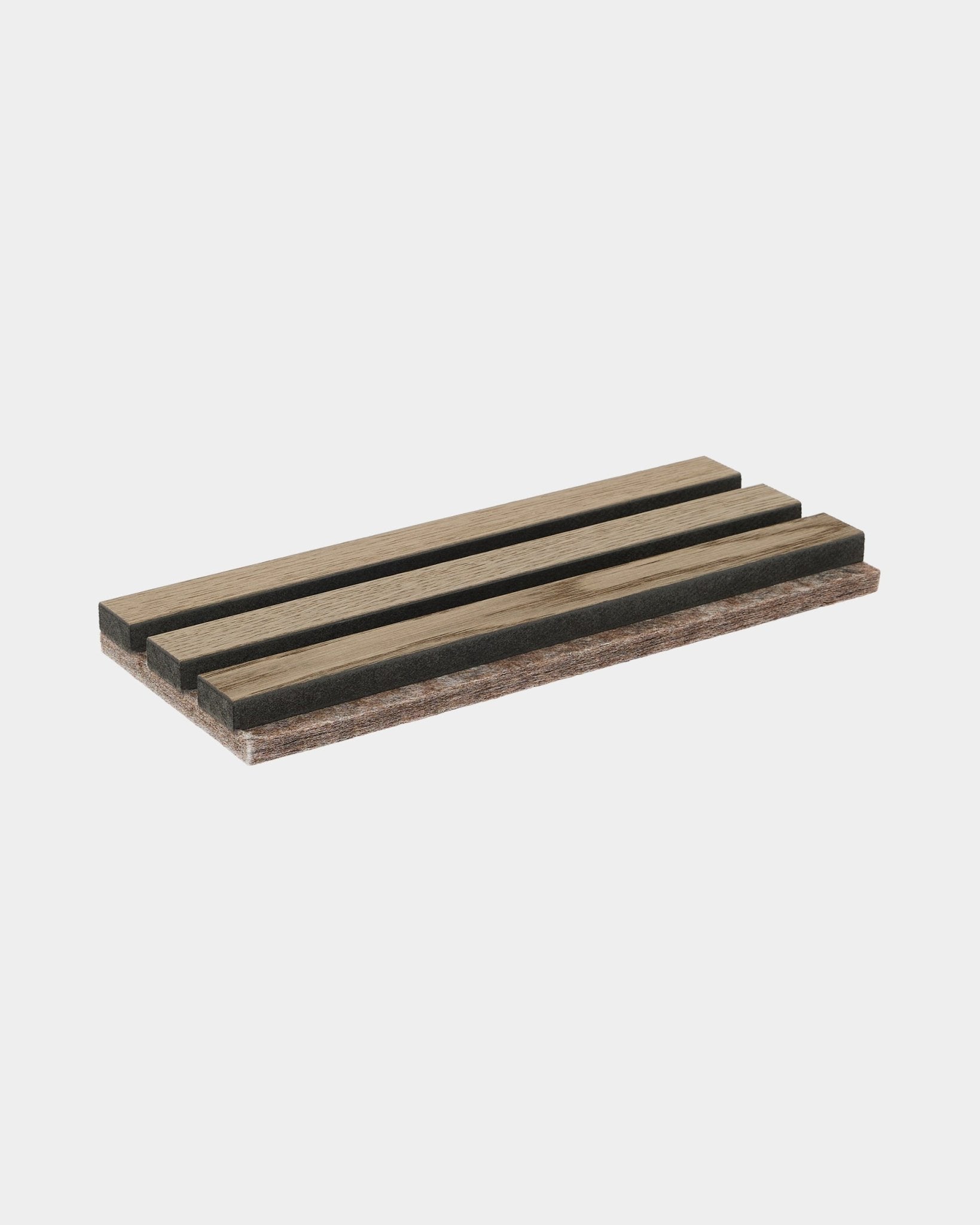 Muestra WoodUpp Tonal en Grey Oak, una jabonera hecha con listones de bambú, con ranuras abiertas para el drenaje y tonos de madera claros y oscuros alternados.