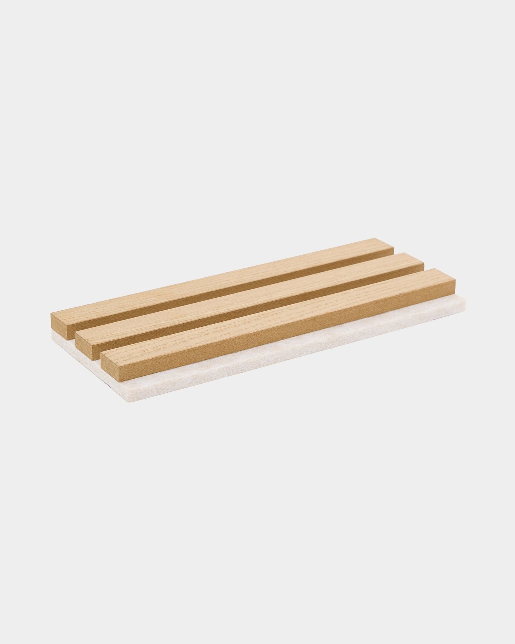 Jabonera rectangular de madera con tres listones, diseñada para complementar las muestras WoodUpp Akupanel en Natural Wood o Classic Oak con fieltro claro beige.