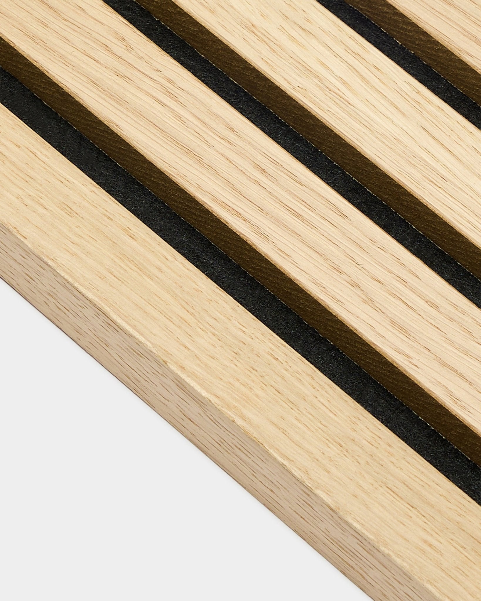 Primer plano de la lamela final WoodUpp Akupanel en roble clásico, de 2,2 cm de grosor, con franjas paralelas black y brown, características de los paneles acústicos nórdicos.