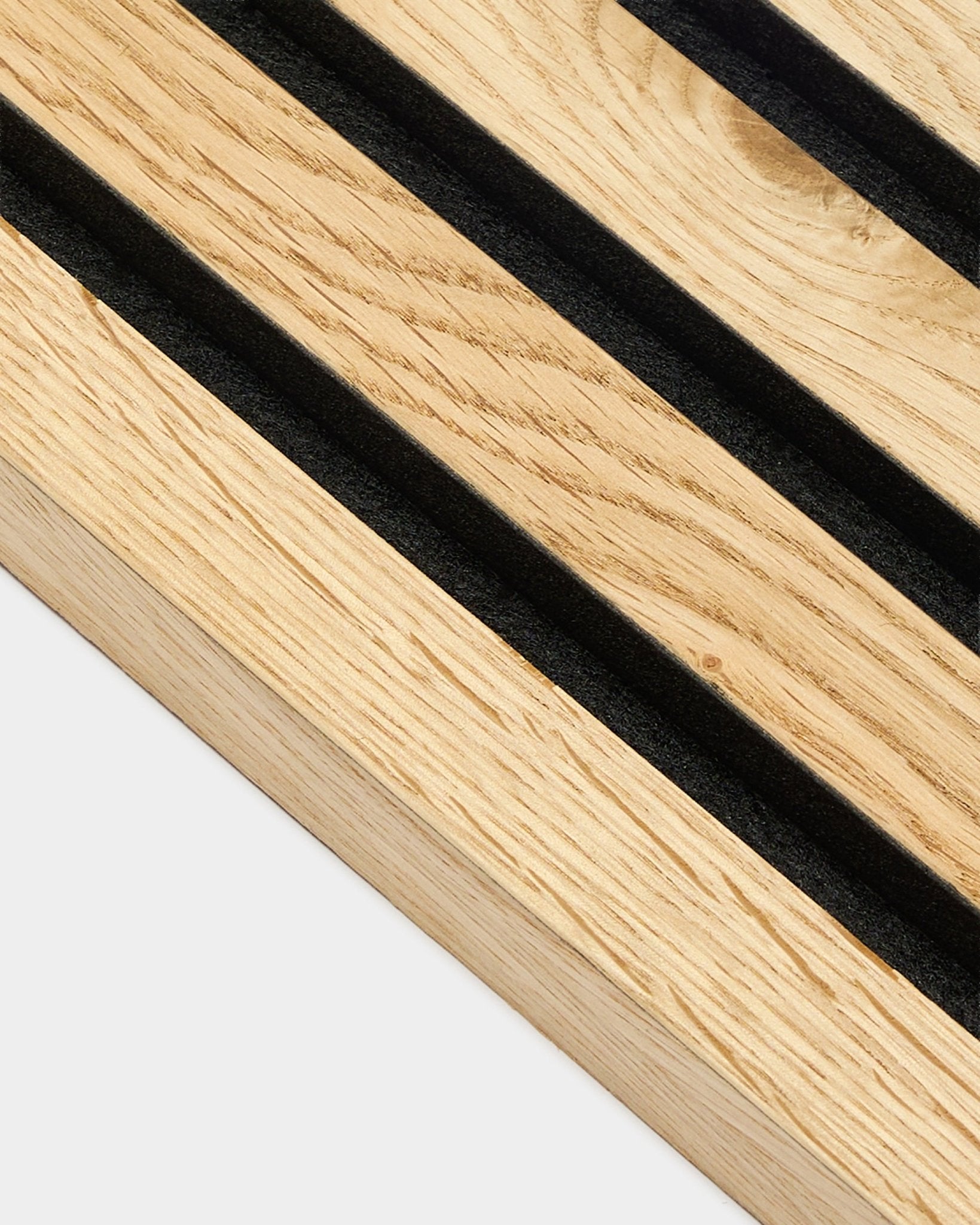 Primer plano de la lamela final WoodUpp Akupanel en natural oak rústico, de 2,2 cm de grosor, con ranuras diagonales black y textura visible de veta natural wood.