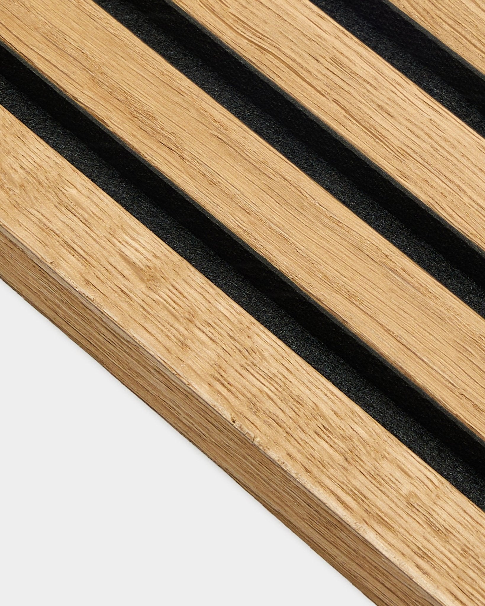 Primer plano del panel de lamela final WoodUpp en roble Rustic Brown (2,2 cm), diseñado para instalaciones acústicas Akupanel, con listones espaciados de forma uniforme sobre una pared clara.