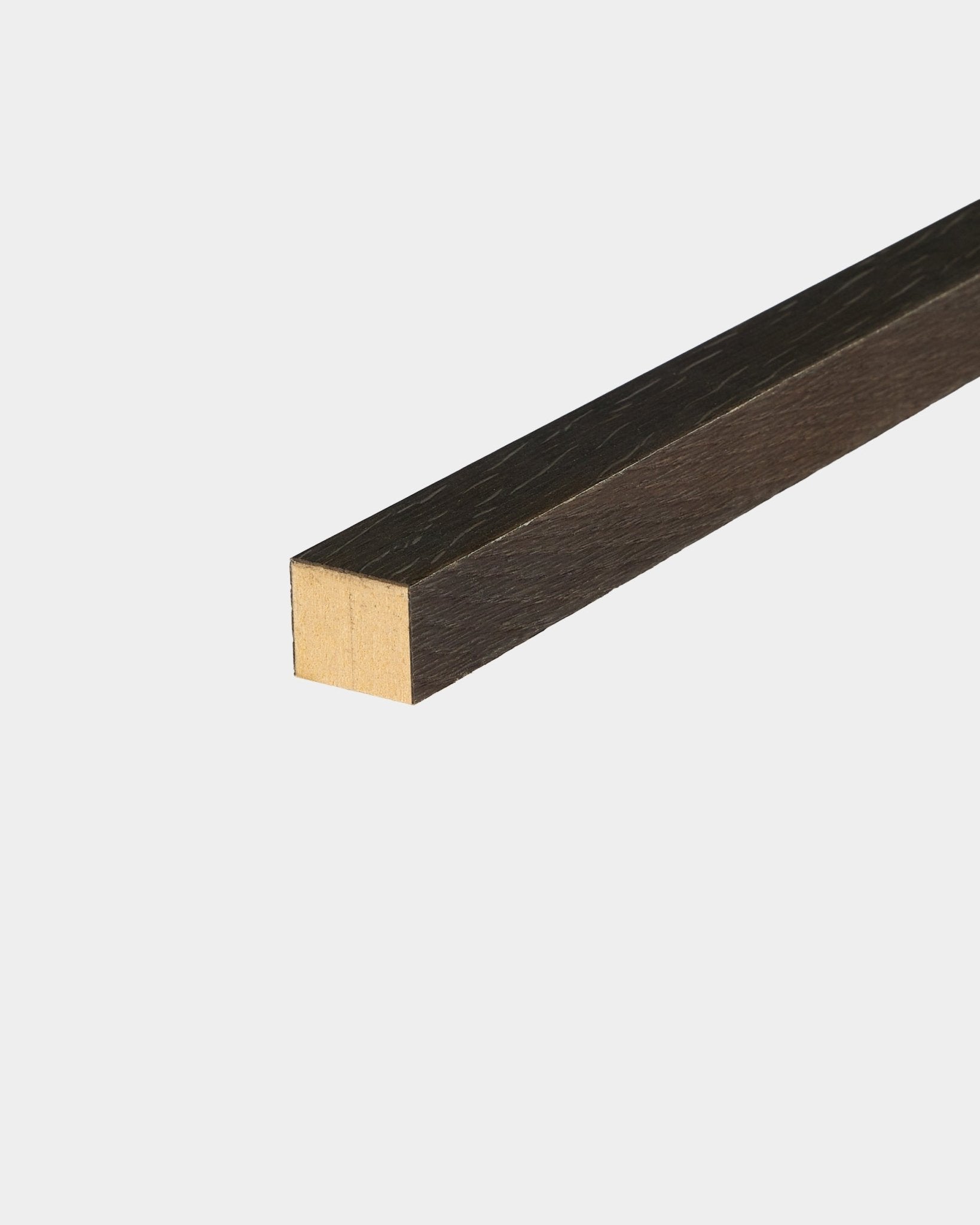 Lámina final WoodUpp en Rustic Smoked Oak, de 2,2 cm de grosor, diseñada para la instalación Akupanel Panel acústico o para enmarcar paredes de paneles de MDF.