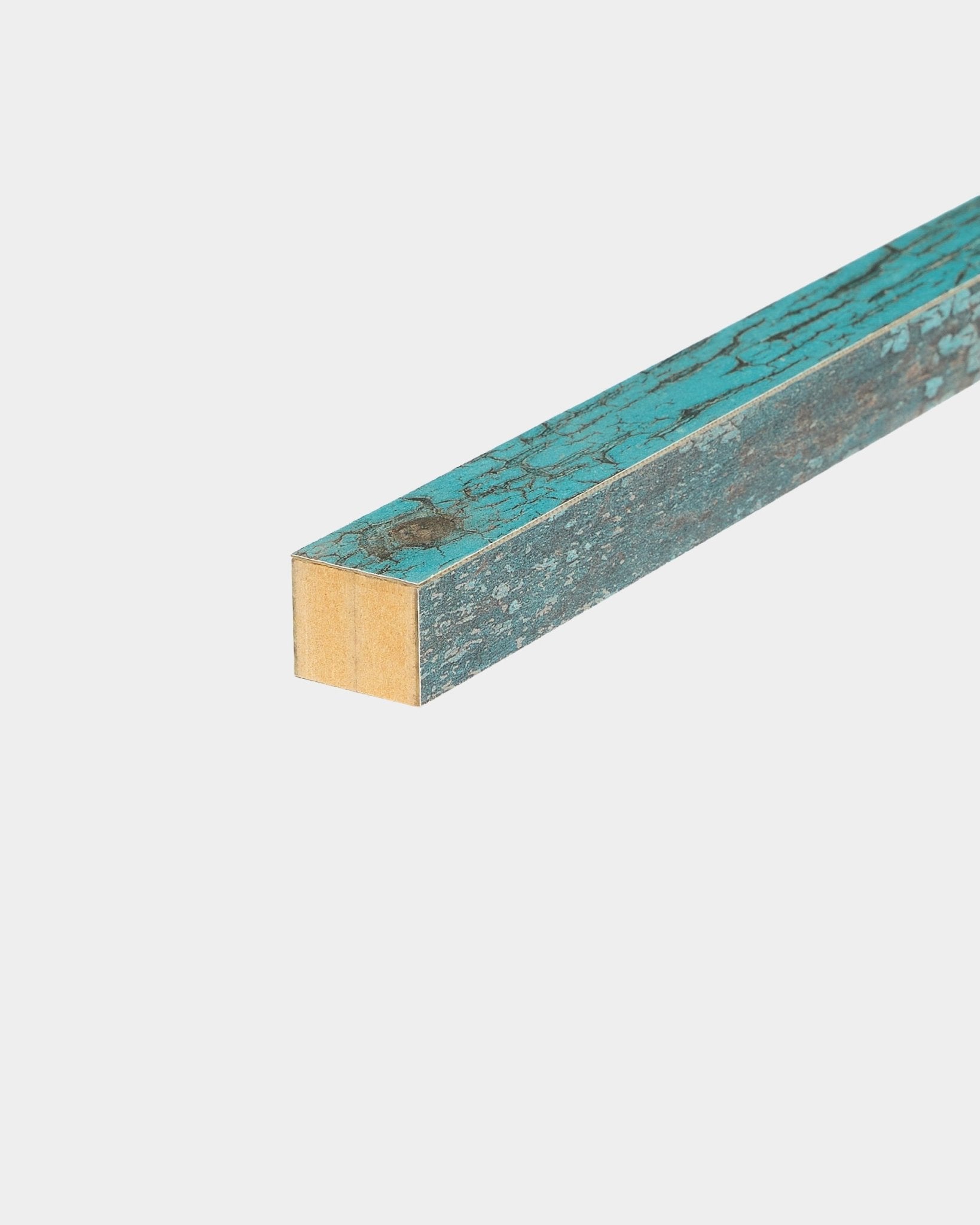 Lámina terminal WoodUpp Akupanel en azul óxido, de 2,2 cm, diseñada para dar un acento a los paneles acústicos o a los marcos de MDF con un acabado de madera vista.