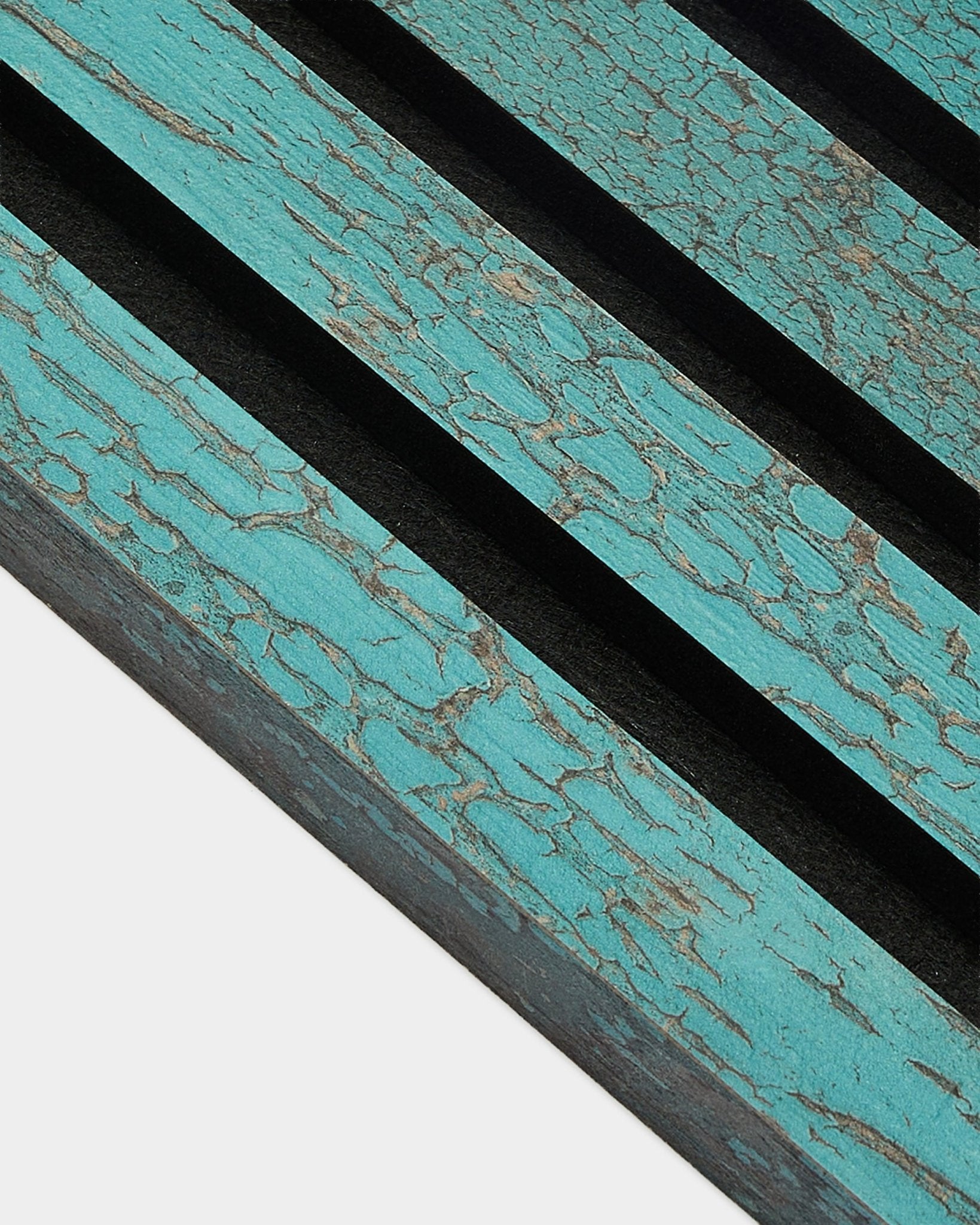 Primer plano de la lámina terminal WoodUpp Akupanel en azul óxido, de 2,2 cm Panel acústico, con textura nórdica envejecida y marcadas ranuras diagonales black.