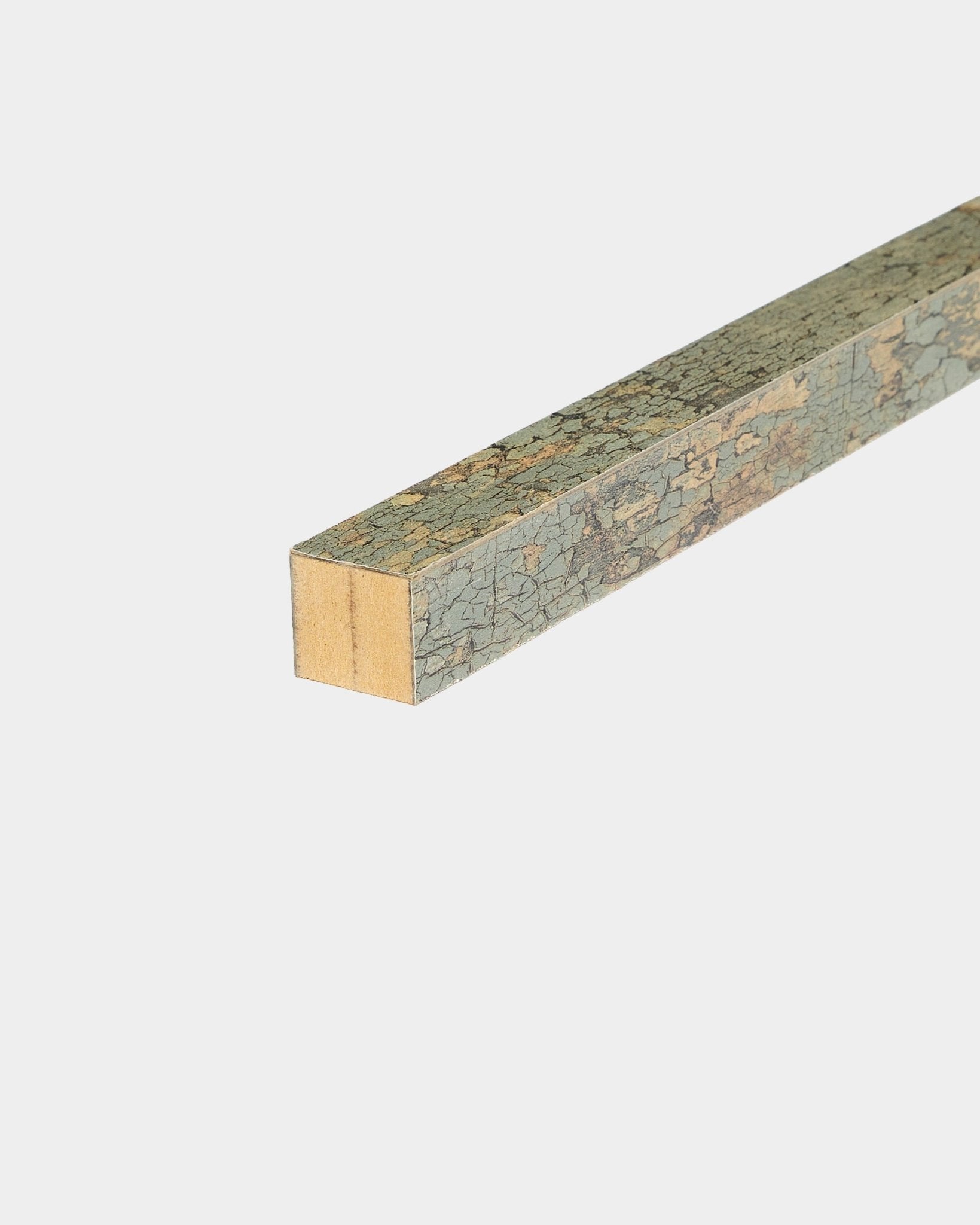 Lámina terminal WoodUpp en Oxide Grey, 2,2 cm: varilla cuadrada con marco de MDF y superficie verdosa agrietada, diseñada como pieza de remate para los paneles acústicos Akupanel.
