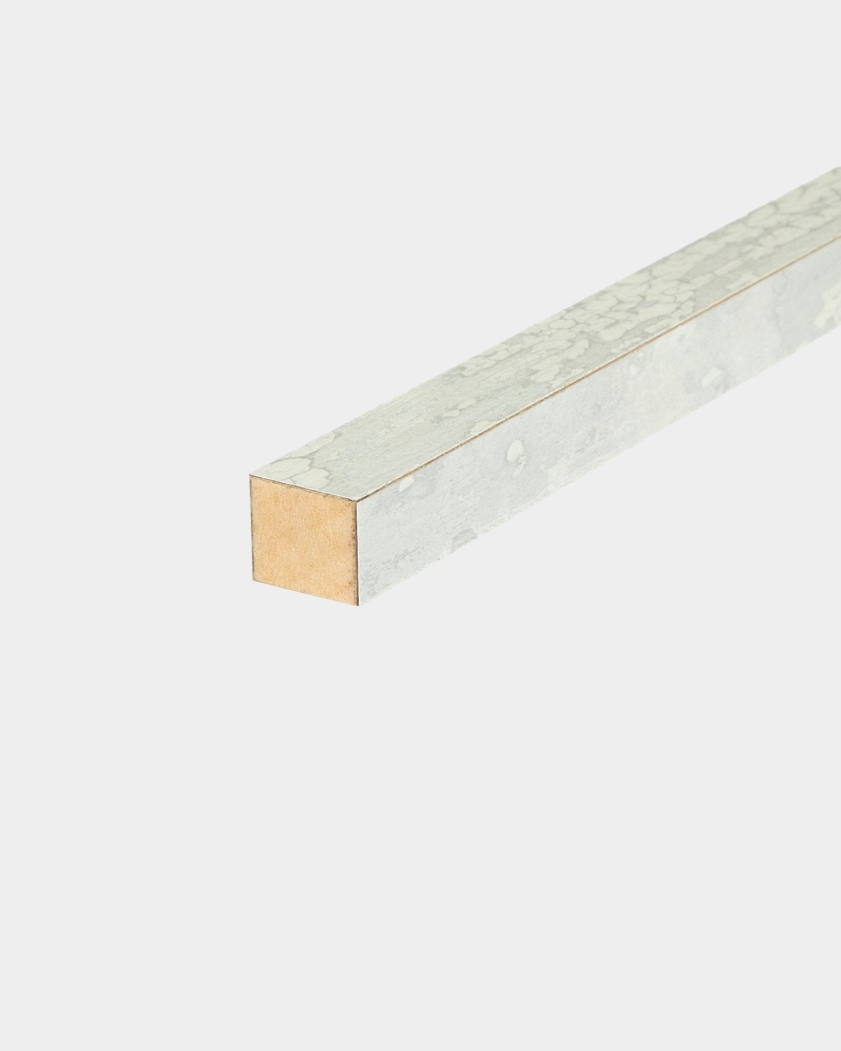 Primer plano de la lama final WoodUpp en Oxide White, 2,2 cm, que muestra el revestimiento texturizado en tres lados para la instalación en marcos MDF con sistemas Panel acústico.