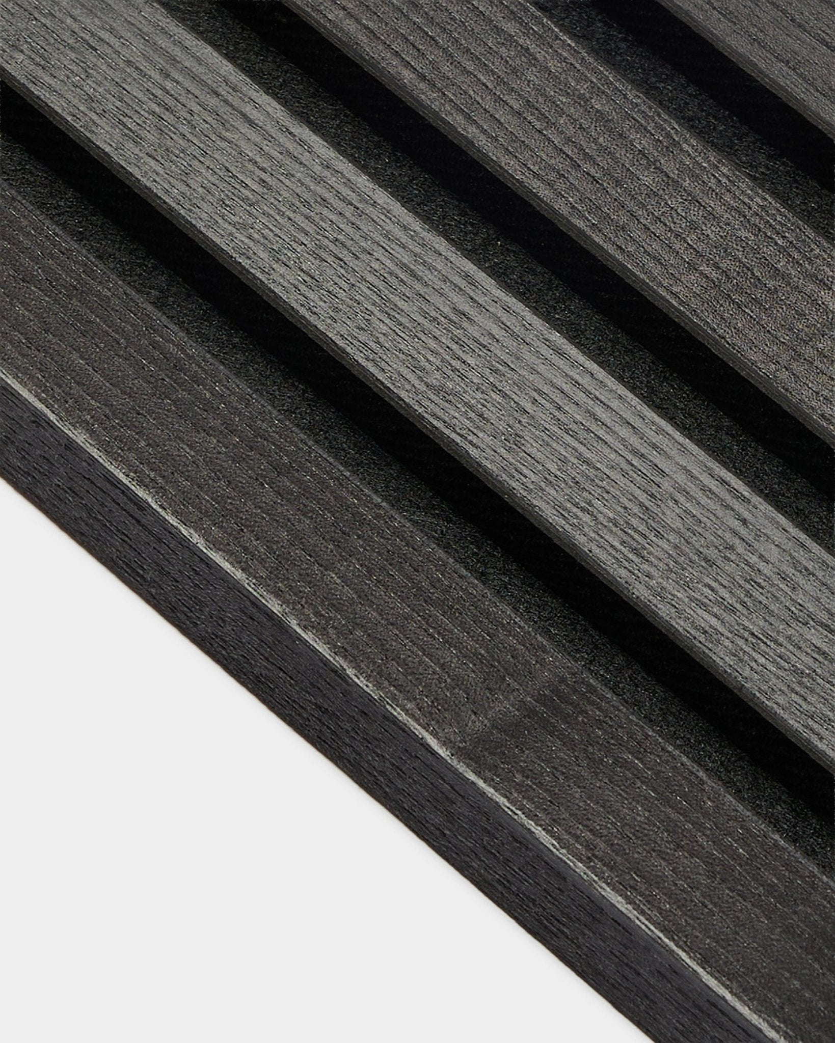 Primer plano de la lámina final WoodUpp con acabado Black Ash, 2,2 cm de grosor, diseñada para instalaciones Akupanel Panel acústico o para usarse con un marco de MDF.