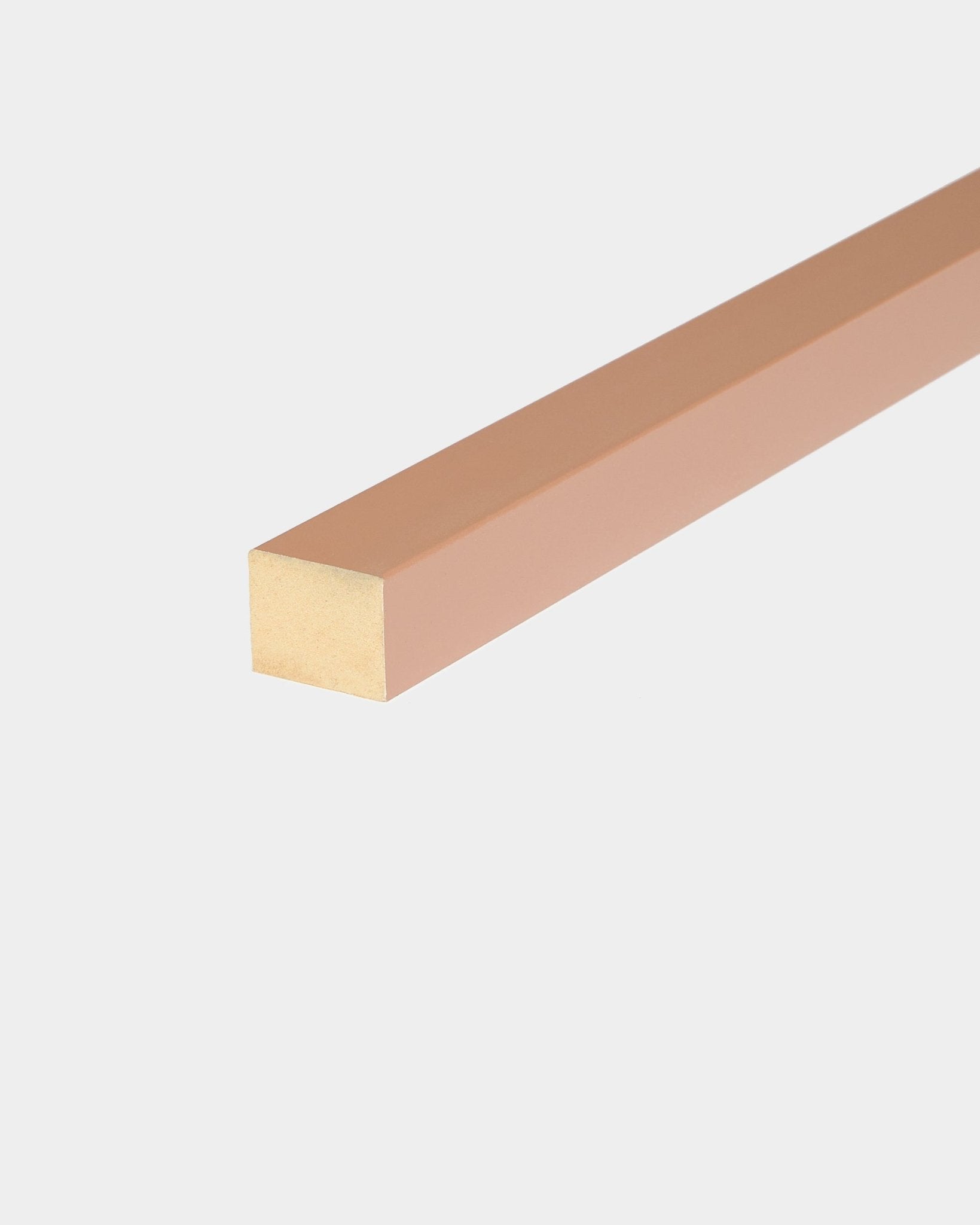 Lámina terminal WoodUpp con acabado Clay, de 2,2 cm de ancho, para usar con paneles acústicos Akupanel o para construir marcos de MDF; forma parte de la gama nórdica de madera acústica.