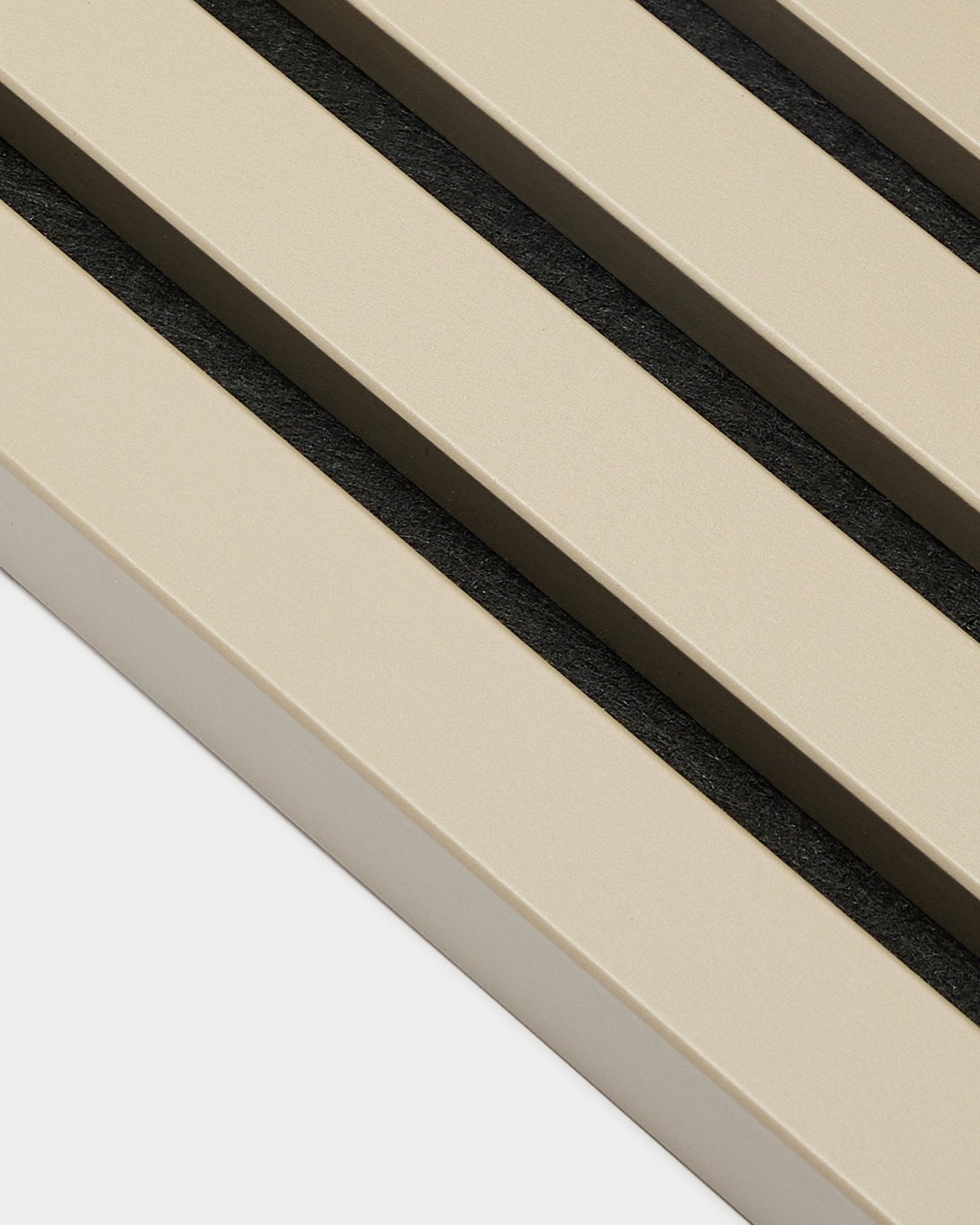 Primer plano de la lamela final WoodUpp Akupanel en Stone, 2,2 cm: lamas acústicas beige con separaciones de black sobre base blanca, adecuada para paredes con paneles sobre estructura de MDF.