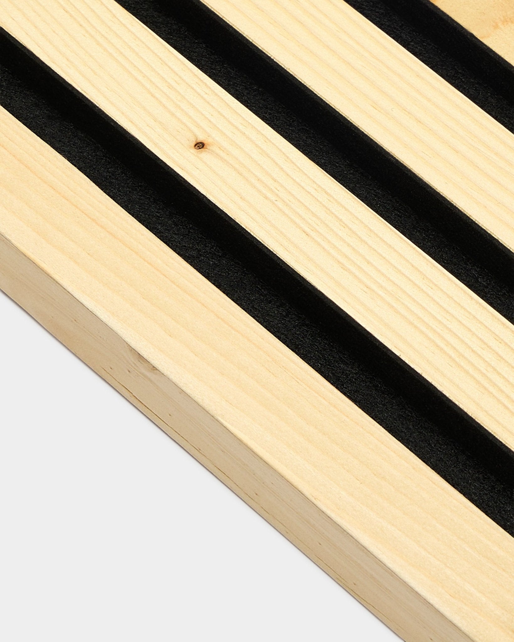 WoodUpp Alp Panel acústico (2.2 cm) con ranuras paralelas de fieltro black y marco de MDF, presentado sobre un fondo blanco liso. Diseño minimalista nórdico.