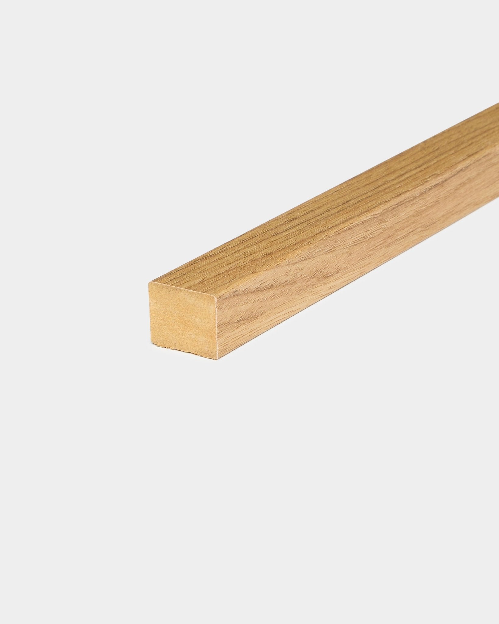 Lámina terminal de roble inglés con acabado liso, de 2,2 cm de grosor, diseñada como accesorio de instalación para los paneles acústicos de madera WoodUpp Akupanel y las paredes de paneles.