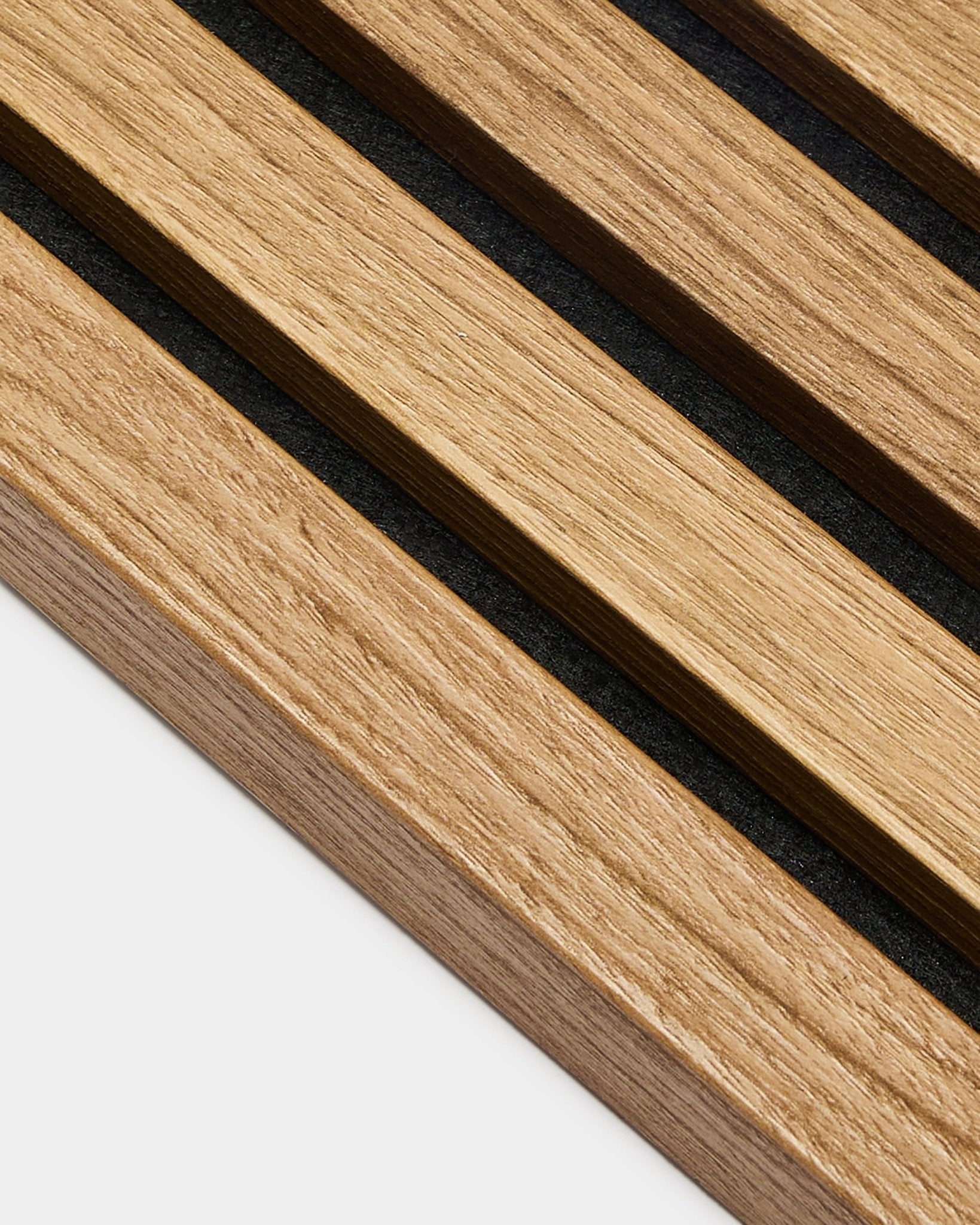 Primer plano de WoodUpp Akupanel Panel acústico: lamas terminales paralelas de roble inglés, de 2,2 cm de ancho, montadas sobre un bastidor de MDF para un estilo nórdico minimalista.