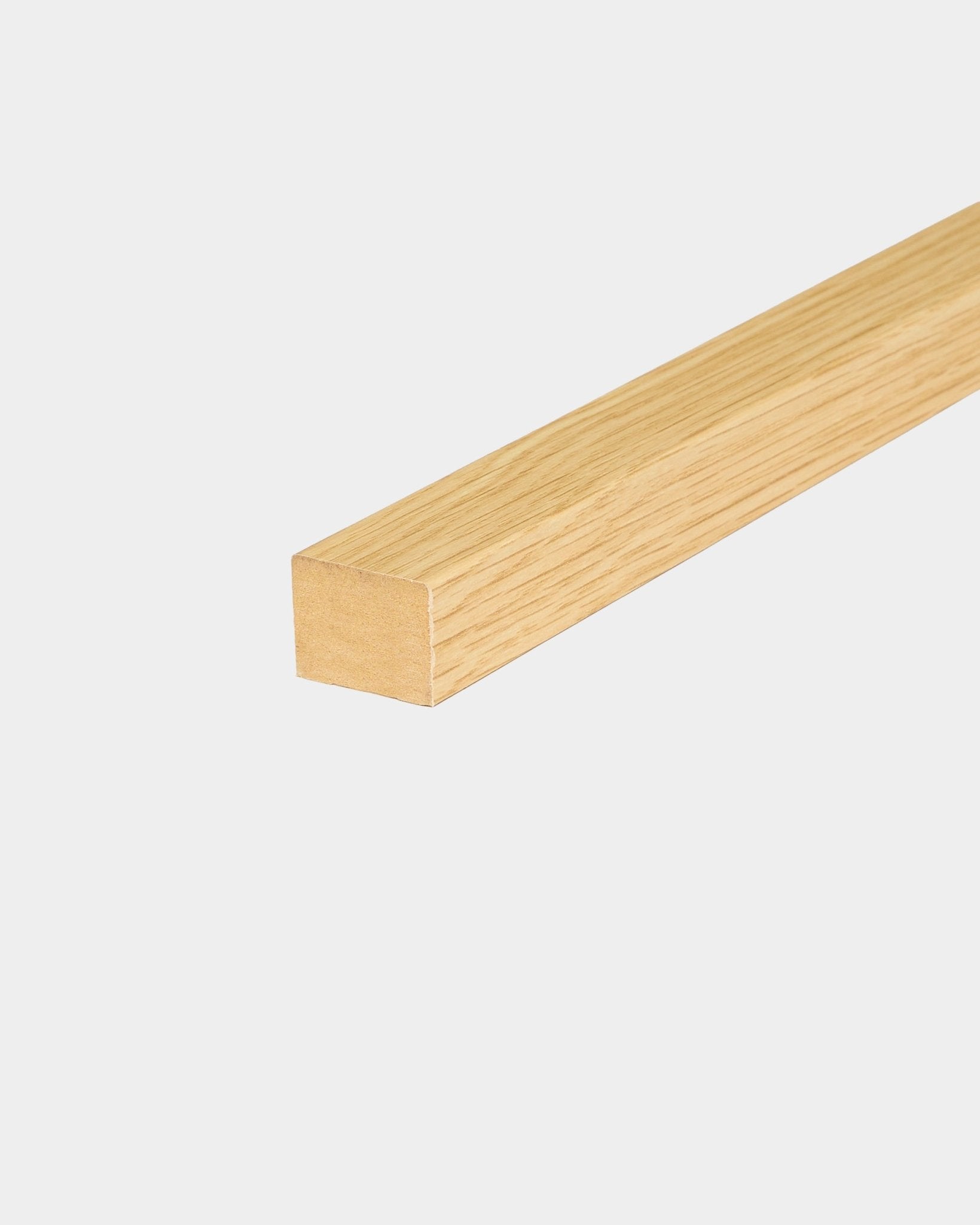 Lámina terminal WoodUpp en roble Southern Oak, de 2,2 cm de grosor, diseñada para instalarse en un marco de MDF, sobre un fondo blanco liso.