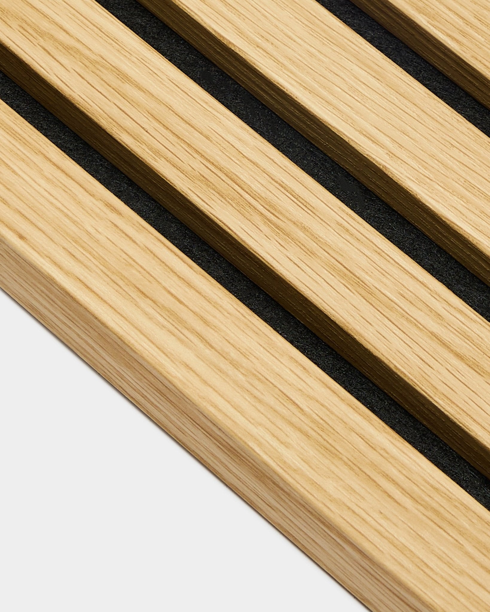 Primer plano de la lámina terminal WoodUpp Akupanel en roble Southern Oak, con lamas de 2,2 cm de ancho y separaciones de black, dispuestas en diagonal sobre un fondo claro grey.