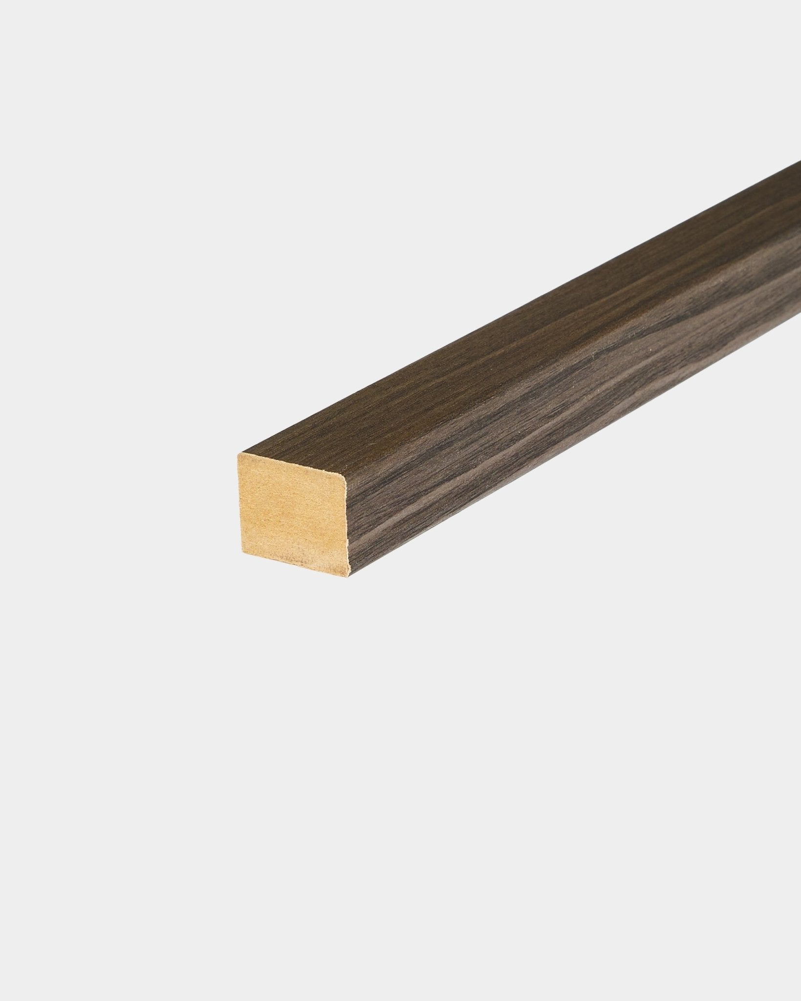 Lamela terminal WoodUpp en Black Oak, de 2,2 cm, diseñada para rematar los cantos de Akupanel Panel acústico o para dar acento a marcos de MDF en interiores de estilo nórdico.