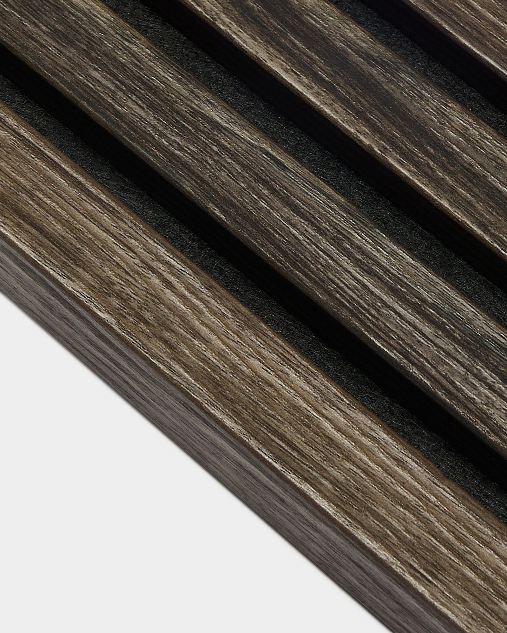 Primer plano de lamas Panel acústico de roble oscuro con separaciones de black, que muestra la textura y el detalle de la lamela terminal Akupanel de WoodUpp, con un grosor de 2,2 cm.