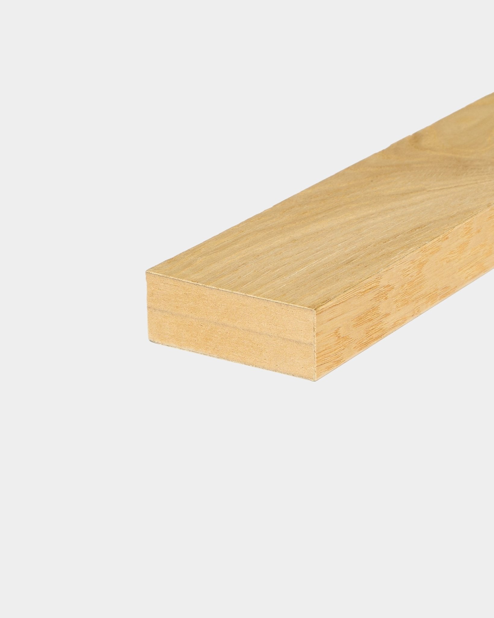 Lámina terminal WoodUpp en Rustic Natural Oak (6,7 cm), apta para instalaciones de panel acústico de madera Akupanel o con marco de MDF, mostrada sobre un fondo blanco liso.