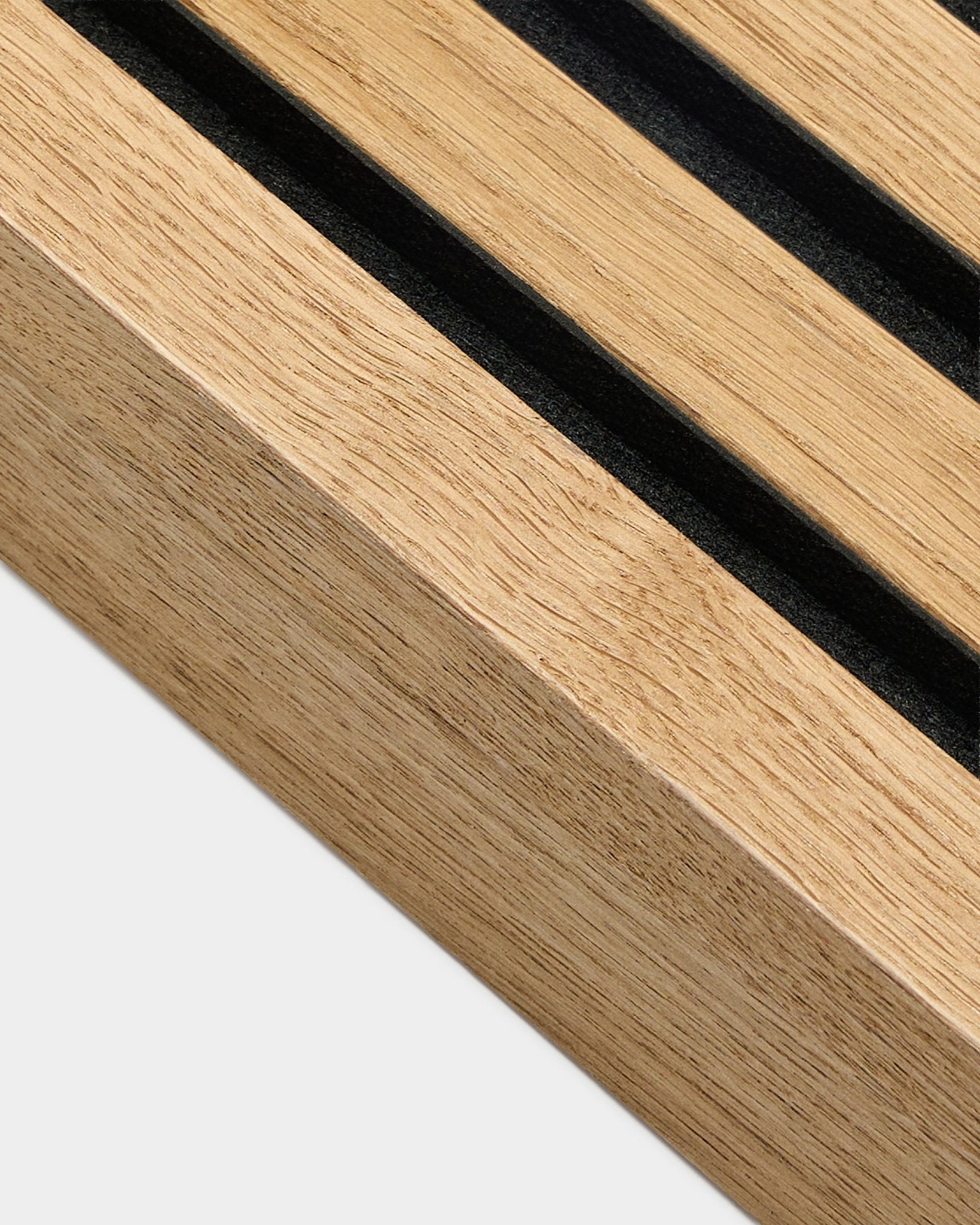 Primer plano de WoodUpp Akupanel Panel acústico en roble Rustic Brown, lámina terminal de 6,7 cm de ancho con ranuras paralelas de black y veta de madera texturizada.