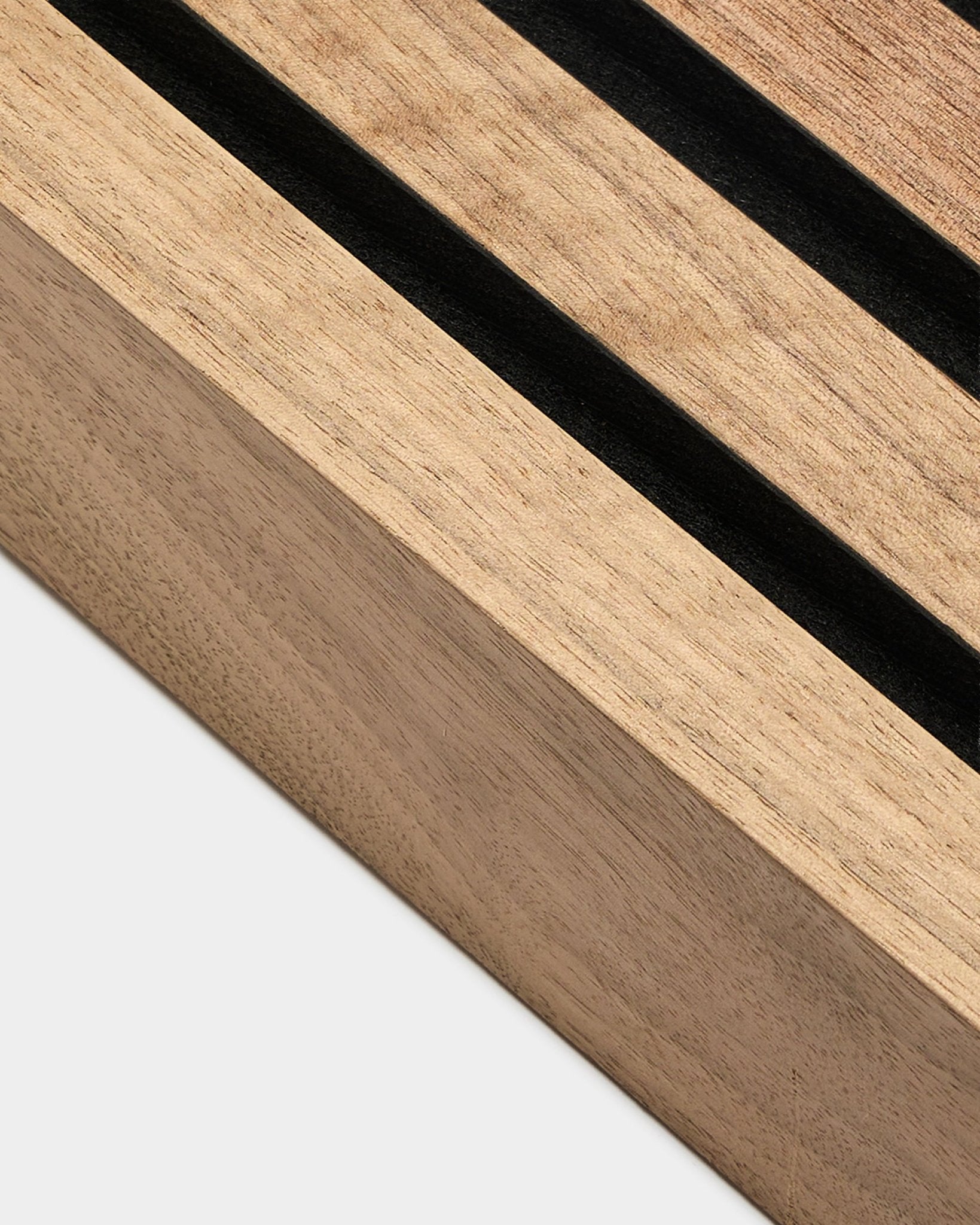 Primer plano de la lámina final WoodUpp Akupanel en nogal, 6,7 cm de ancho, marco de MDF con soporte de fieltro acústico black, mostrada sobre un fondo gris claro.