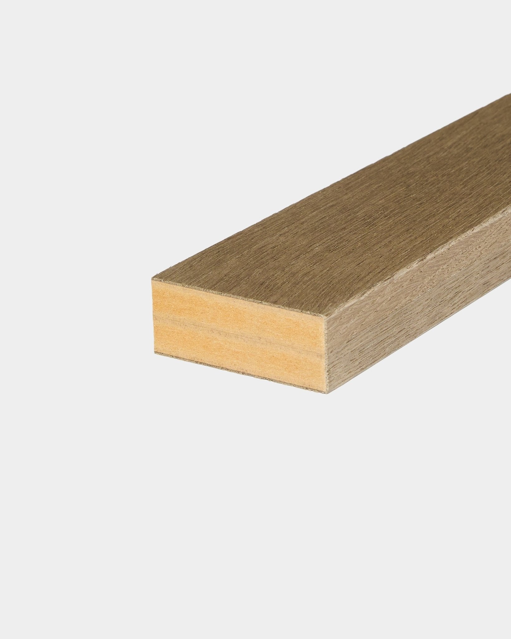 Lámina final WoodUpp en grey oak rústico, de 6,7 cm de ancho, diseñada como pieza de acabado para los paneles acústicos de madera Akupanel o para instalaciones de paredes de paneles.