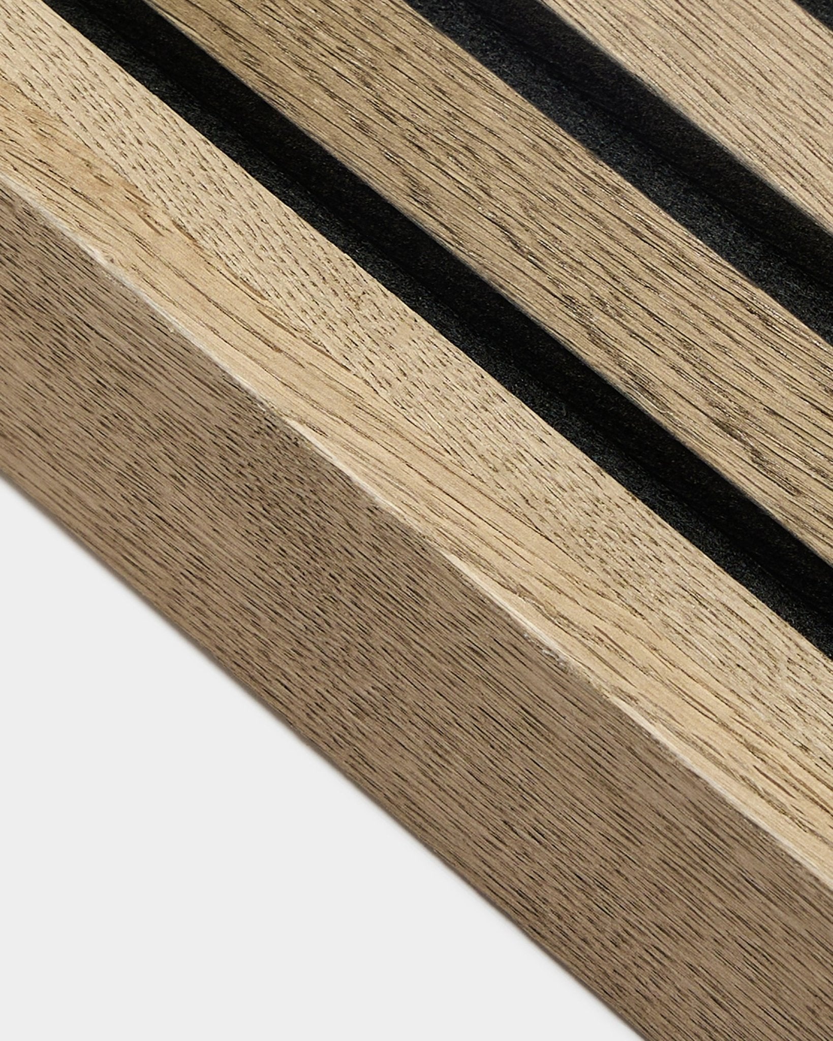 Primer plano del accesorio WoodUpp Akupanel: lámina final en Grey Oak rústico (6,7 cm), con ranuras estrechas y oscuras sobre veta de madera nórdica clara y una superficie texturizada.